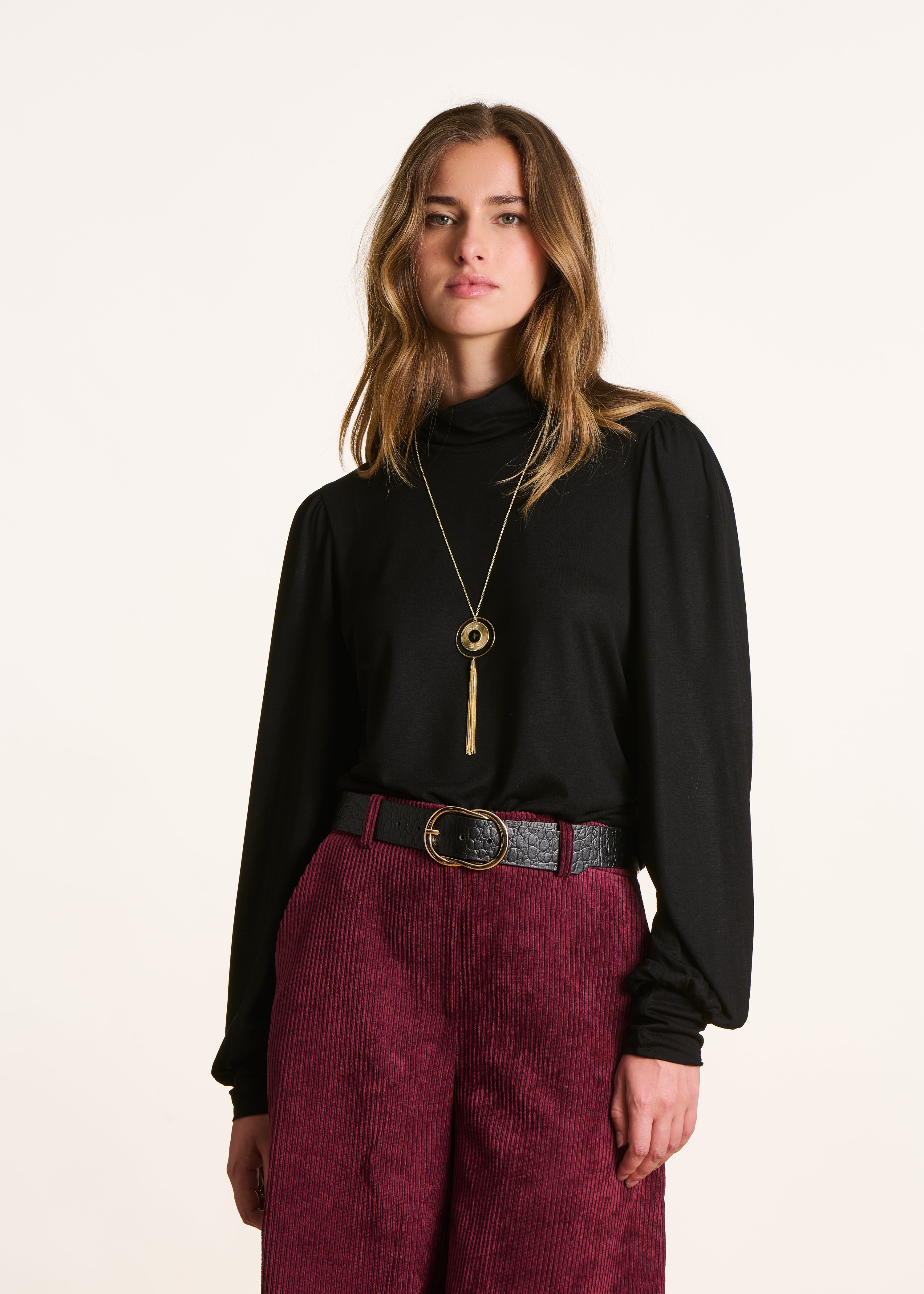 T-shirt noir ample col roulé manches longues
