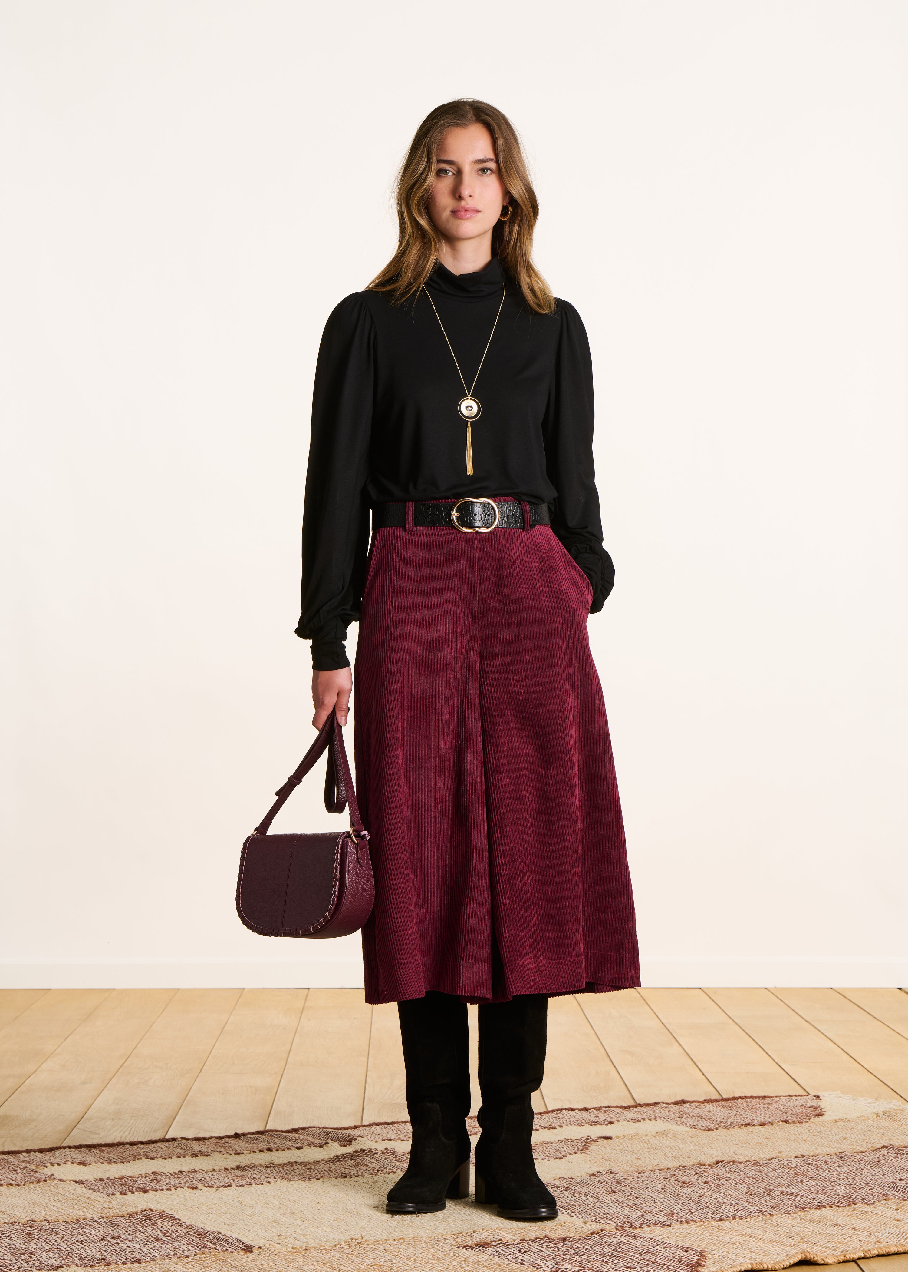 T-shirt noir ample col roulé manches longues