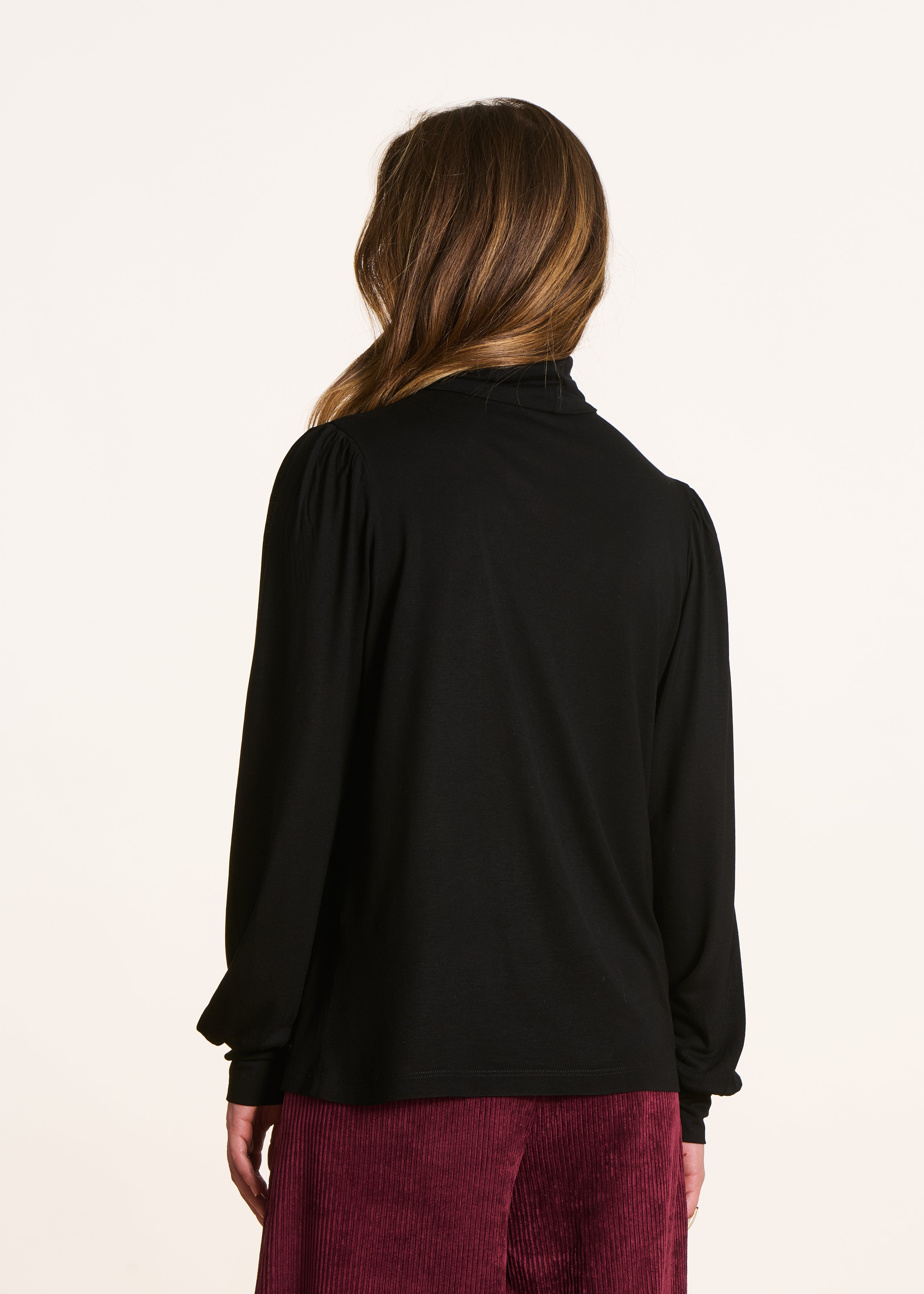 T-shirt noir ample col roulé manches longues