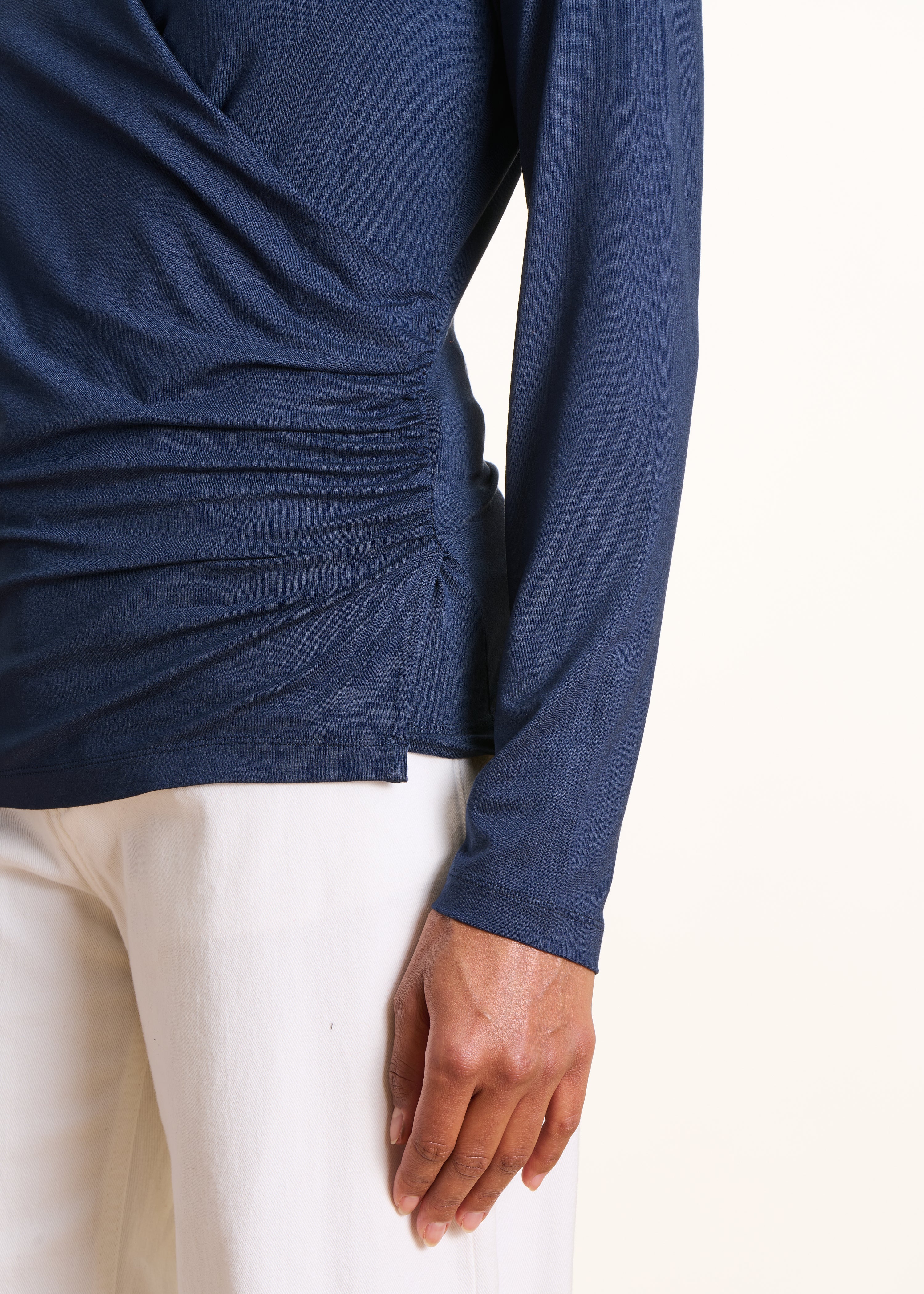 T-shirt bleu marine ajusté cache-cœur manches longues