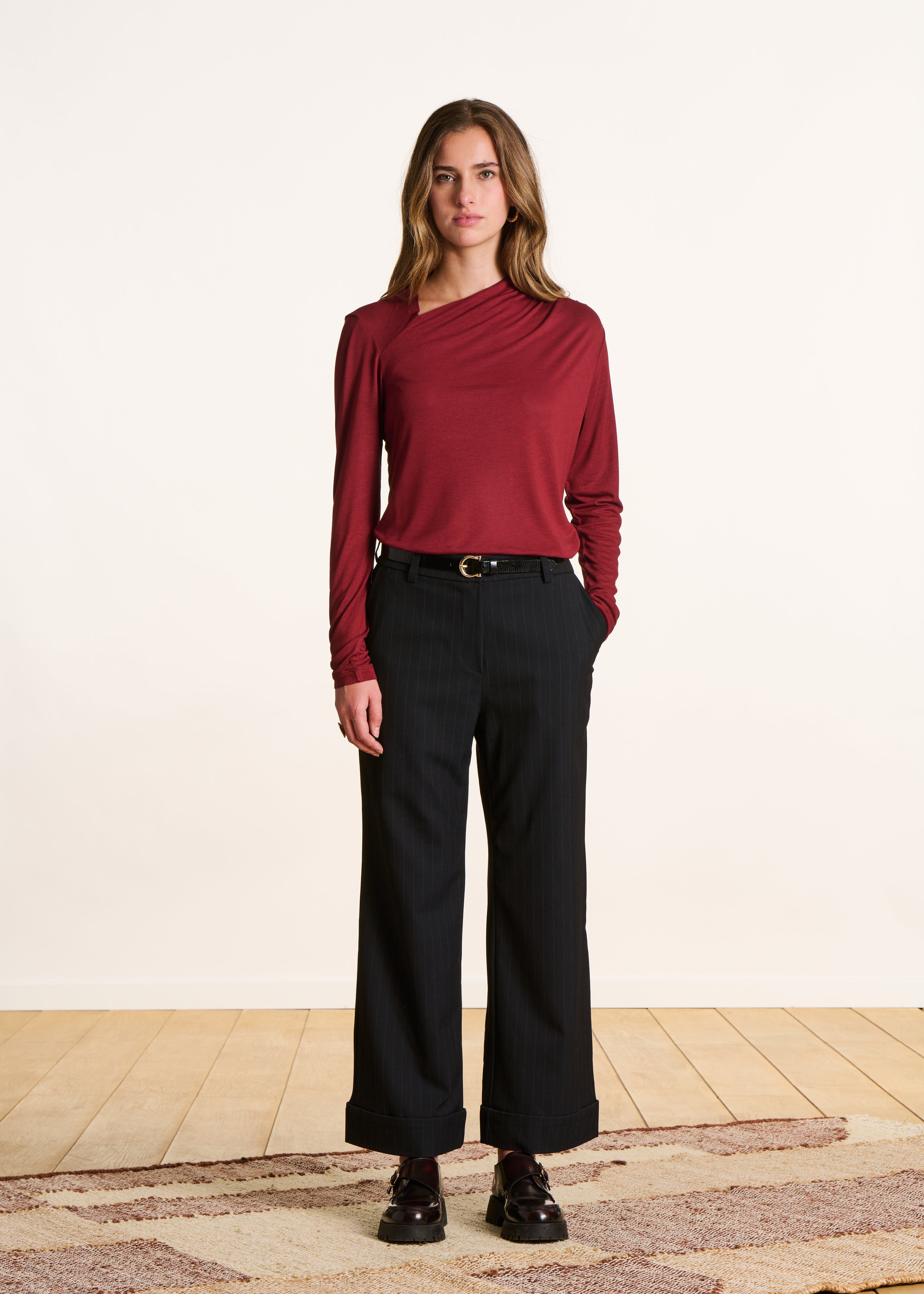 T-shirt bordeaux fluide col asymétrique manches longues