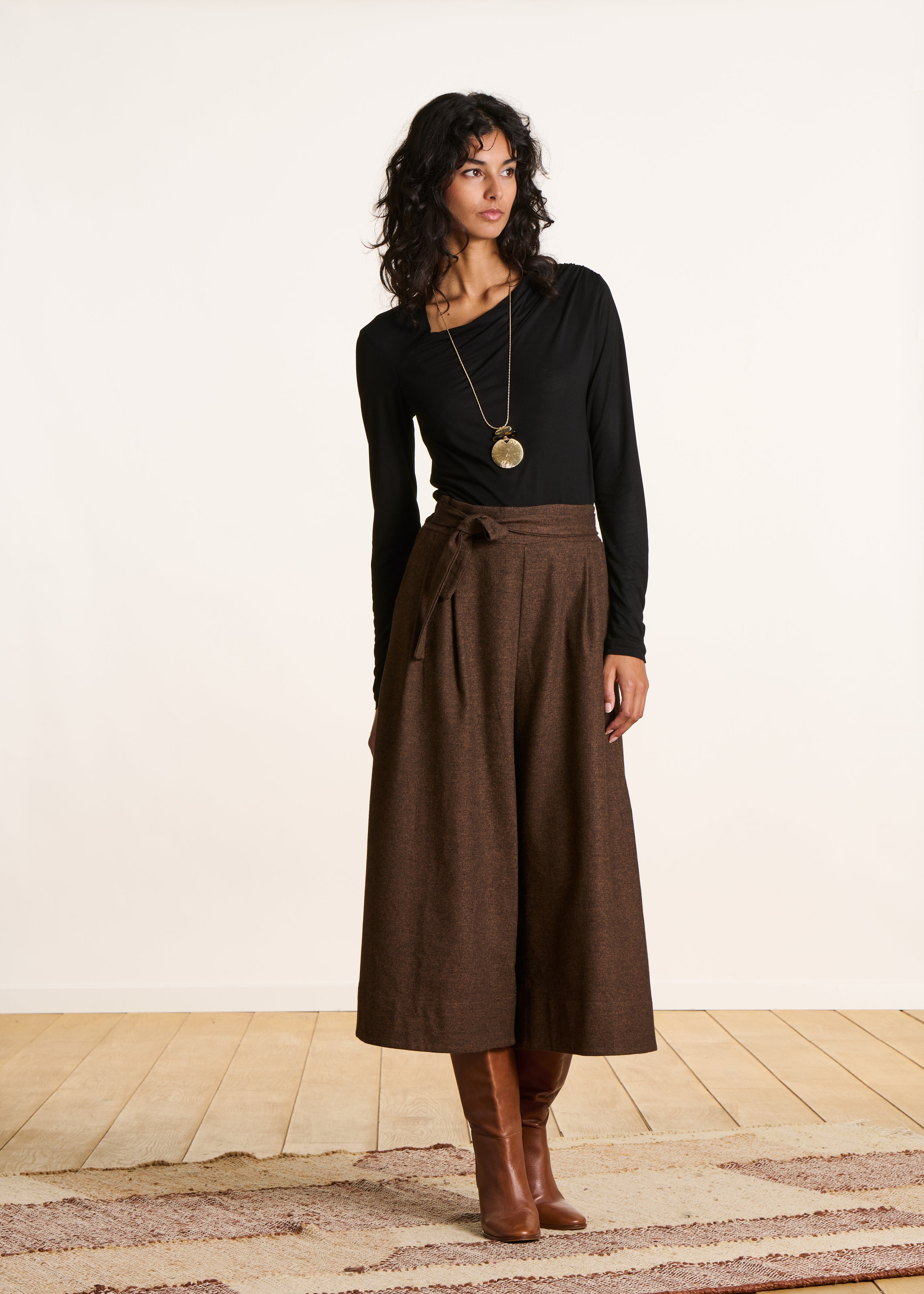 T-shirt noir fluide col asymétrique manches longues