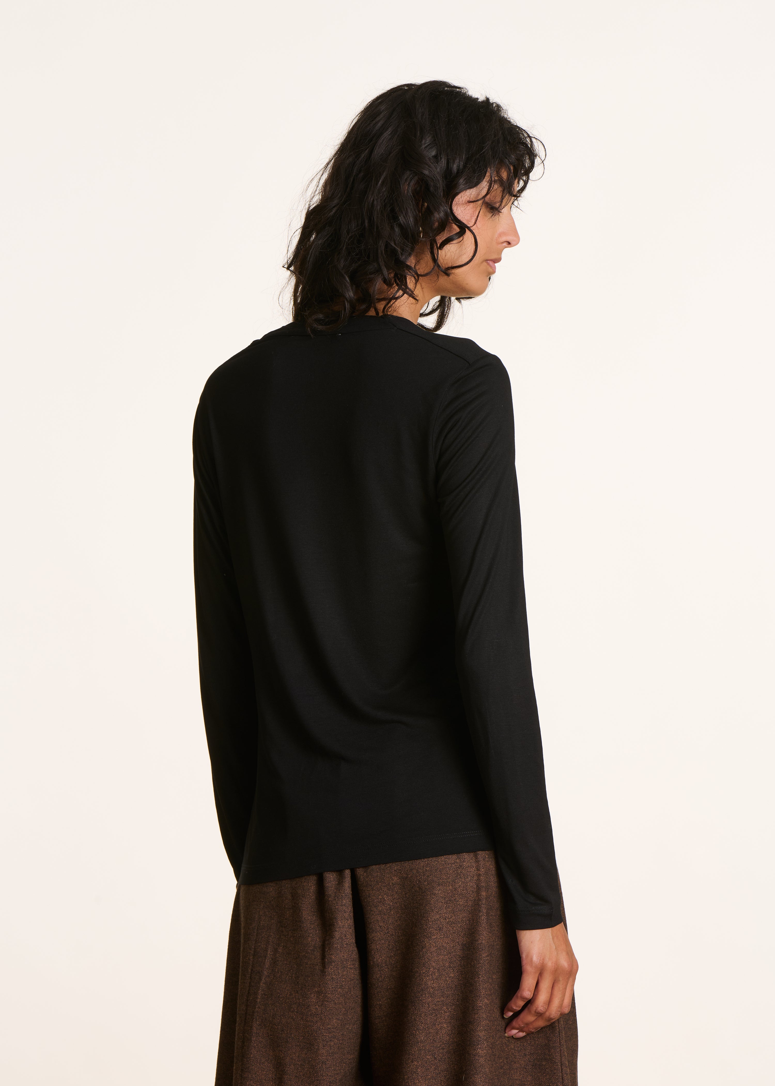 T-shirt noir fluide col asymétrique manches longues