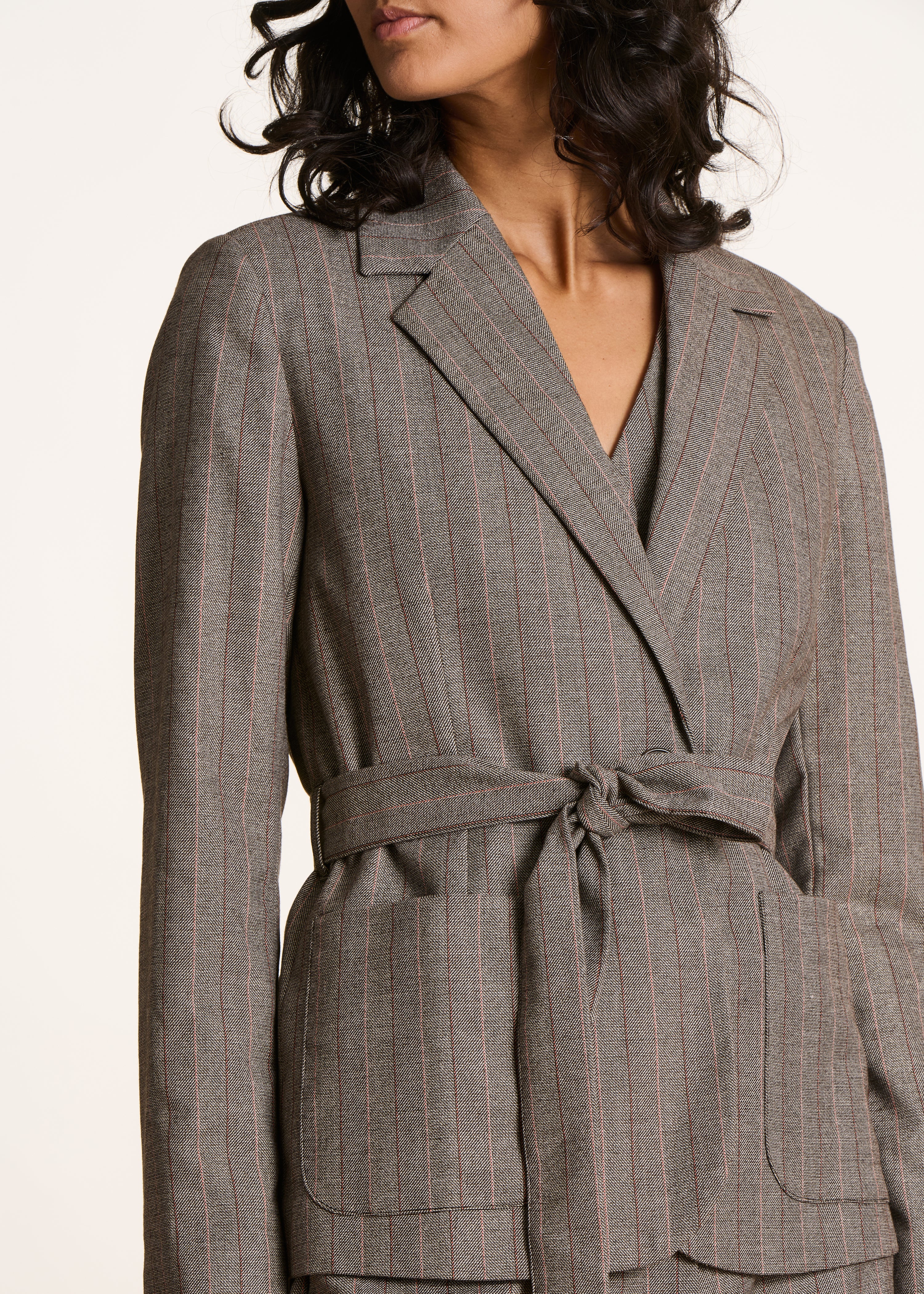 Veste grise ceinturée à rayures