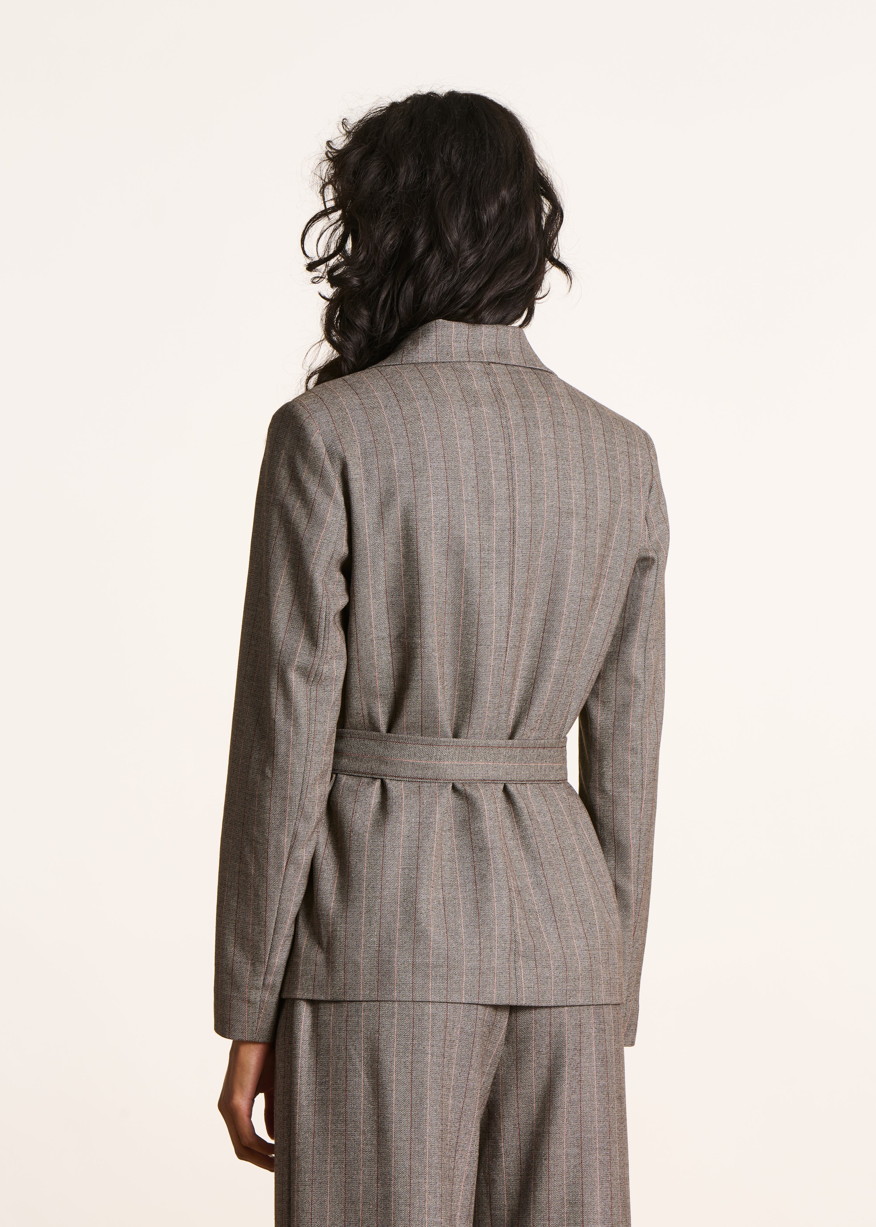 Veste grise ceinturée à rayures
