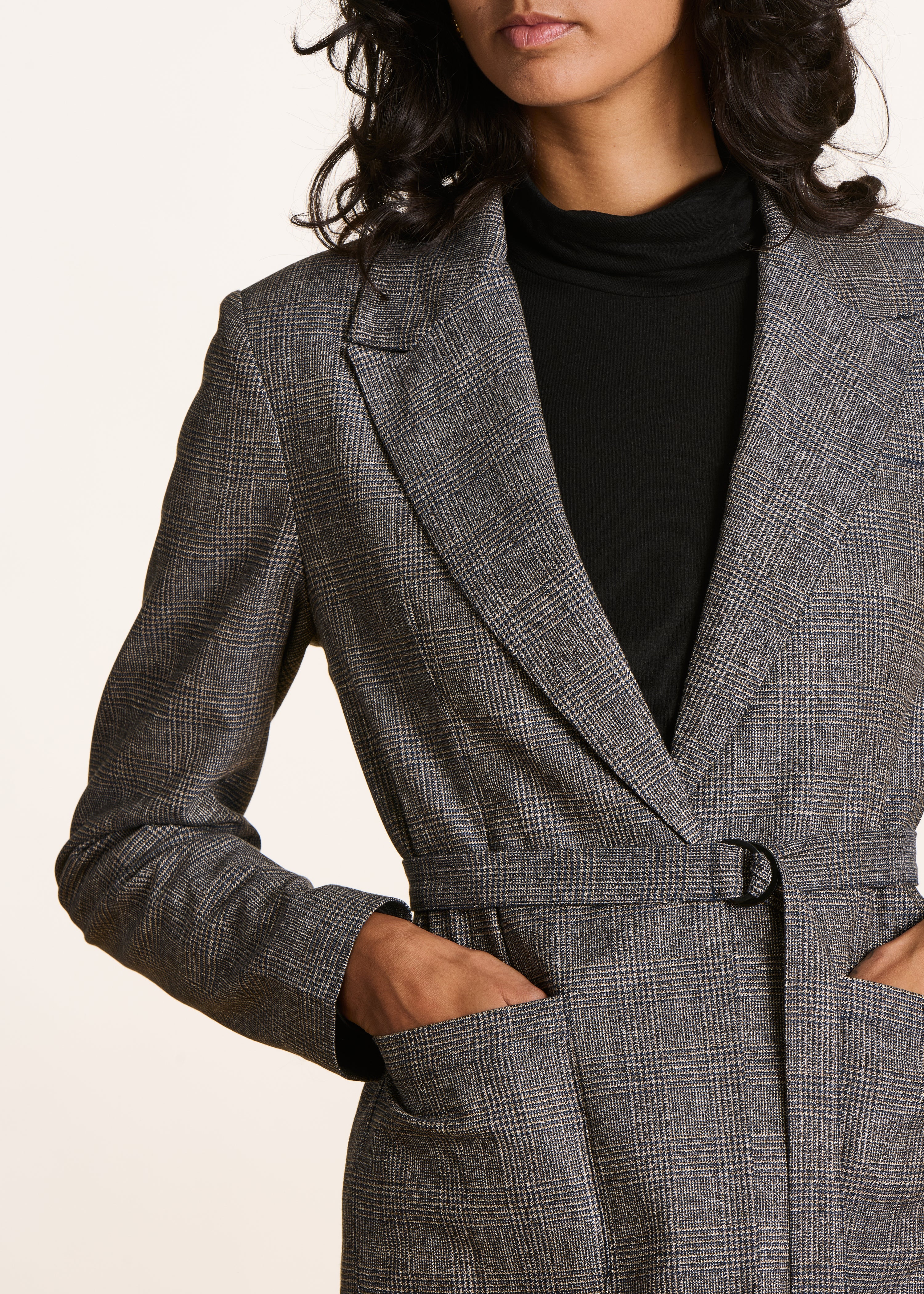 Veste grise à carreaux ceinturée