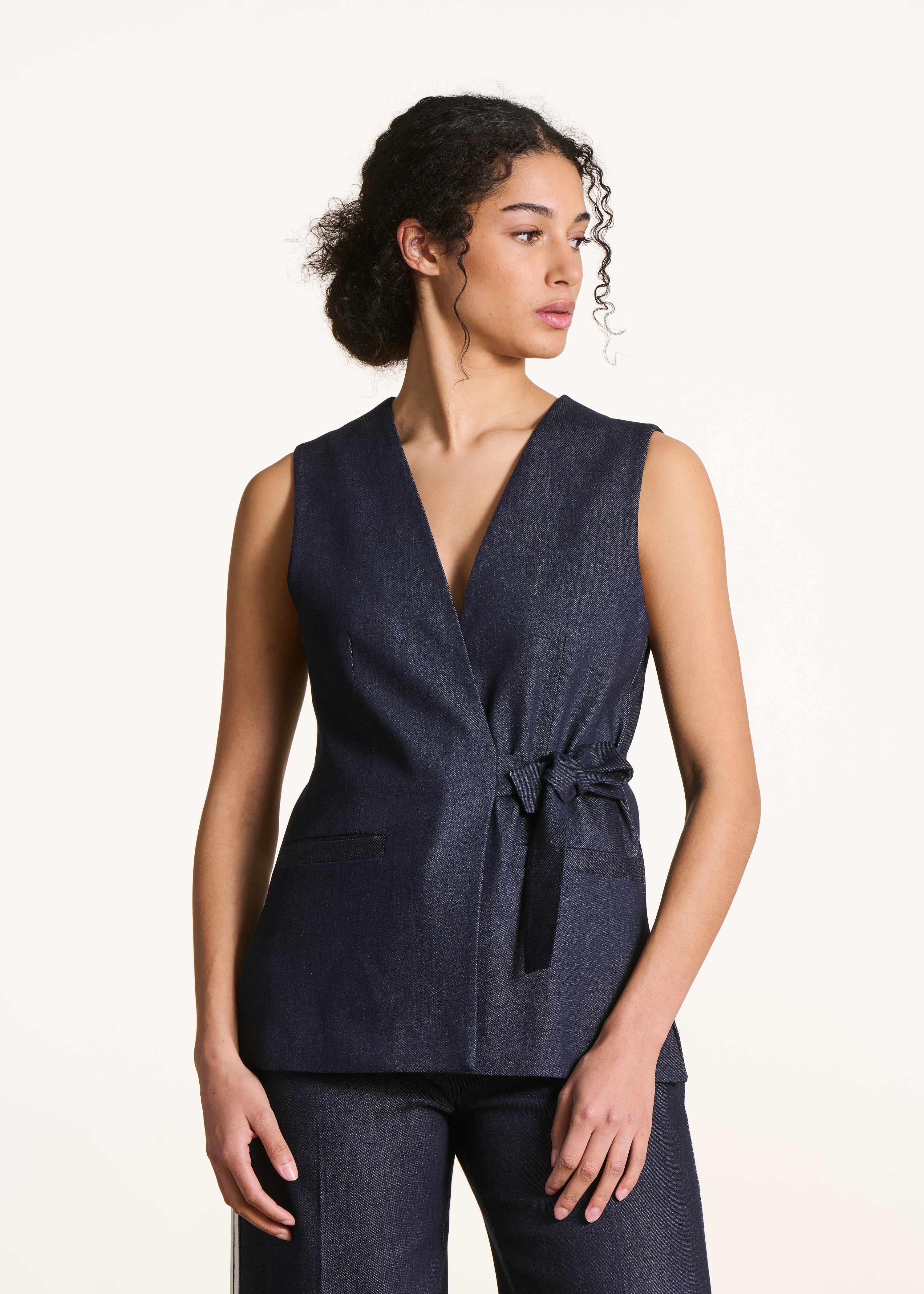 Veste en denim foncé sans manches