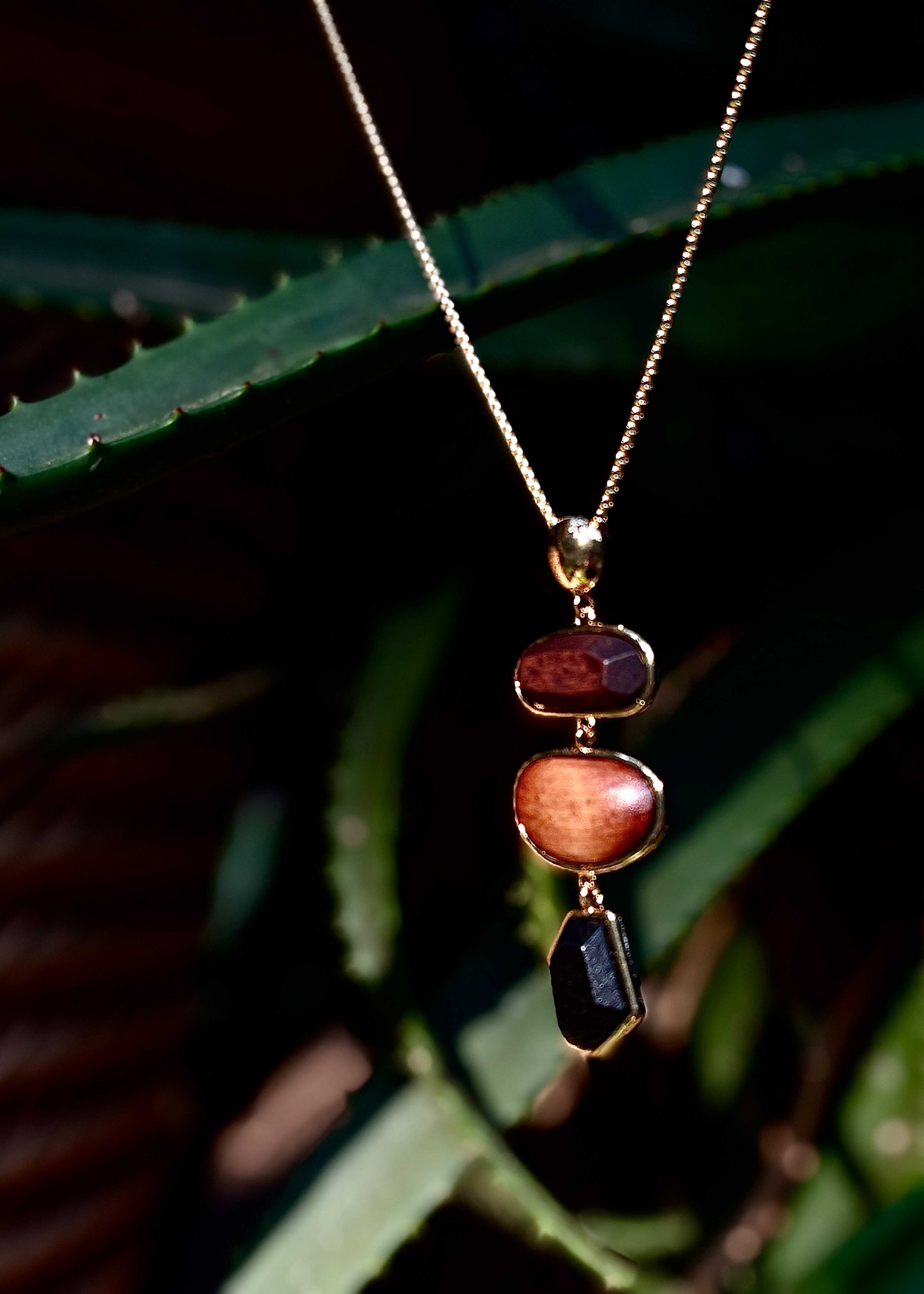 Goldene lange Halskette mit Holz