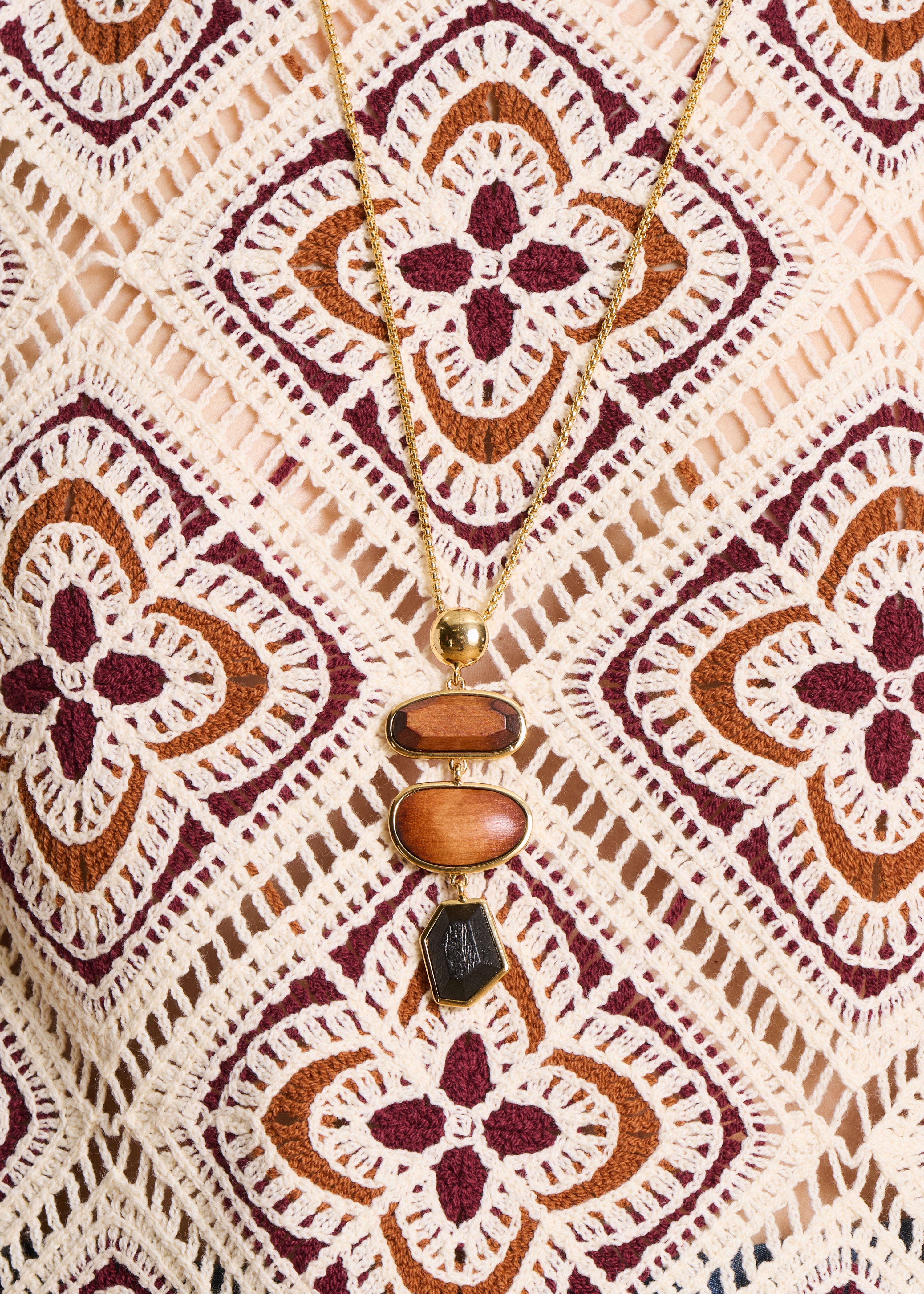 Goldene lange Halskette mit Holz