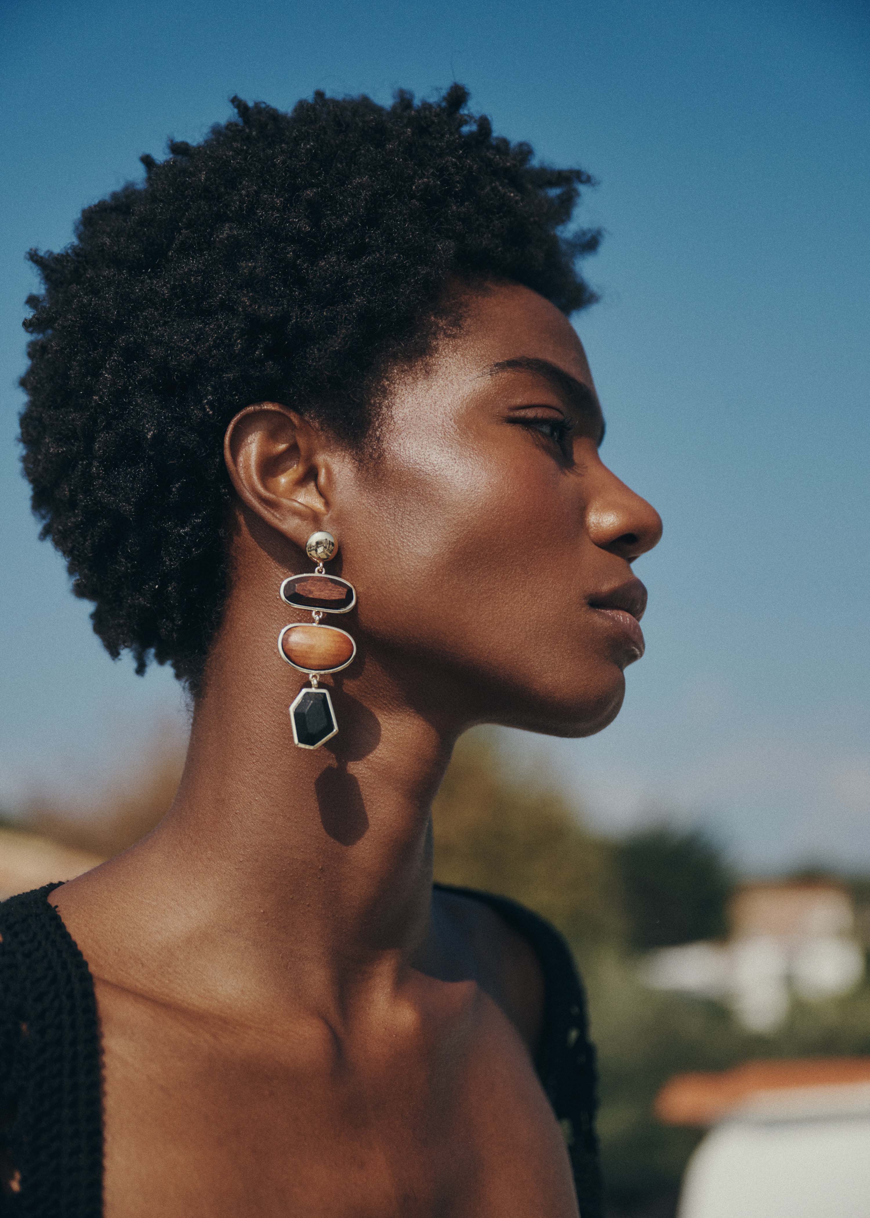 Goldene hängende Ohrringe mit Holz