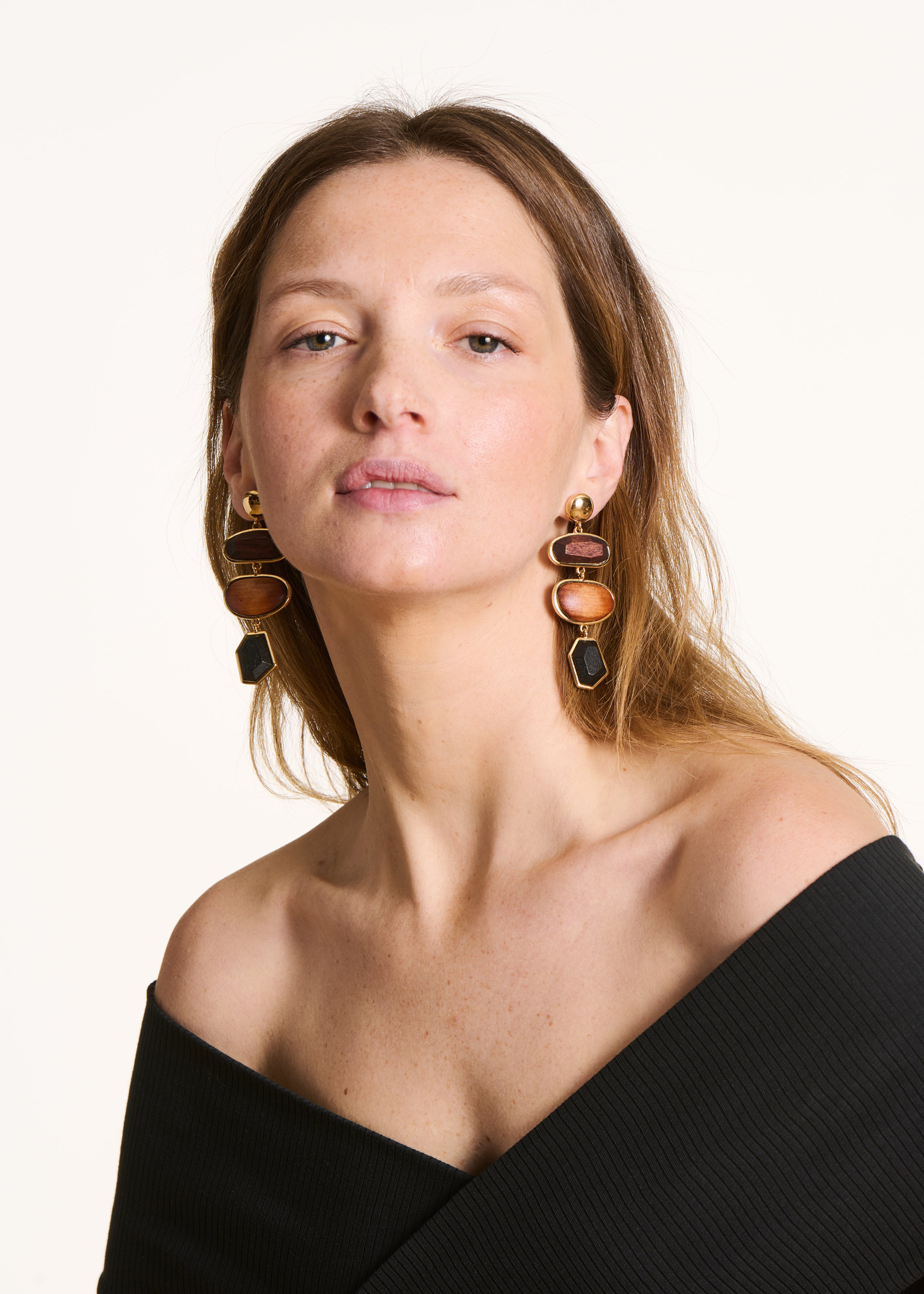 Goldene hängende Ohrringe mit Holz