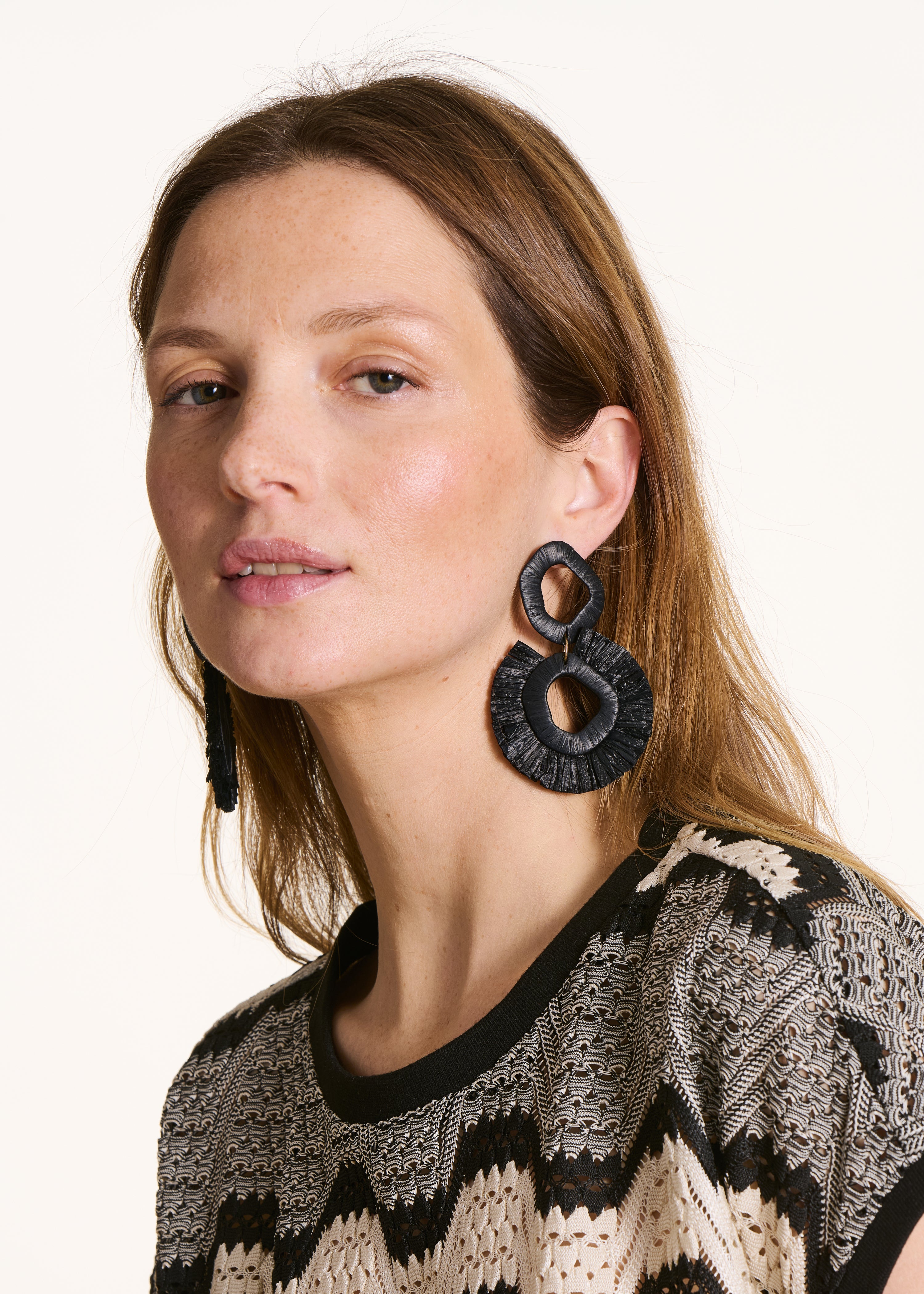 Schwarze hängende Ohrringe mit Raffia-Effekt