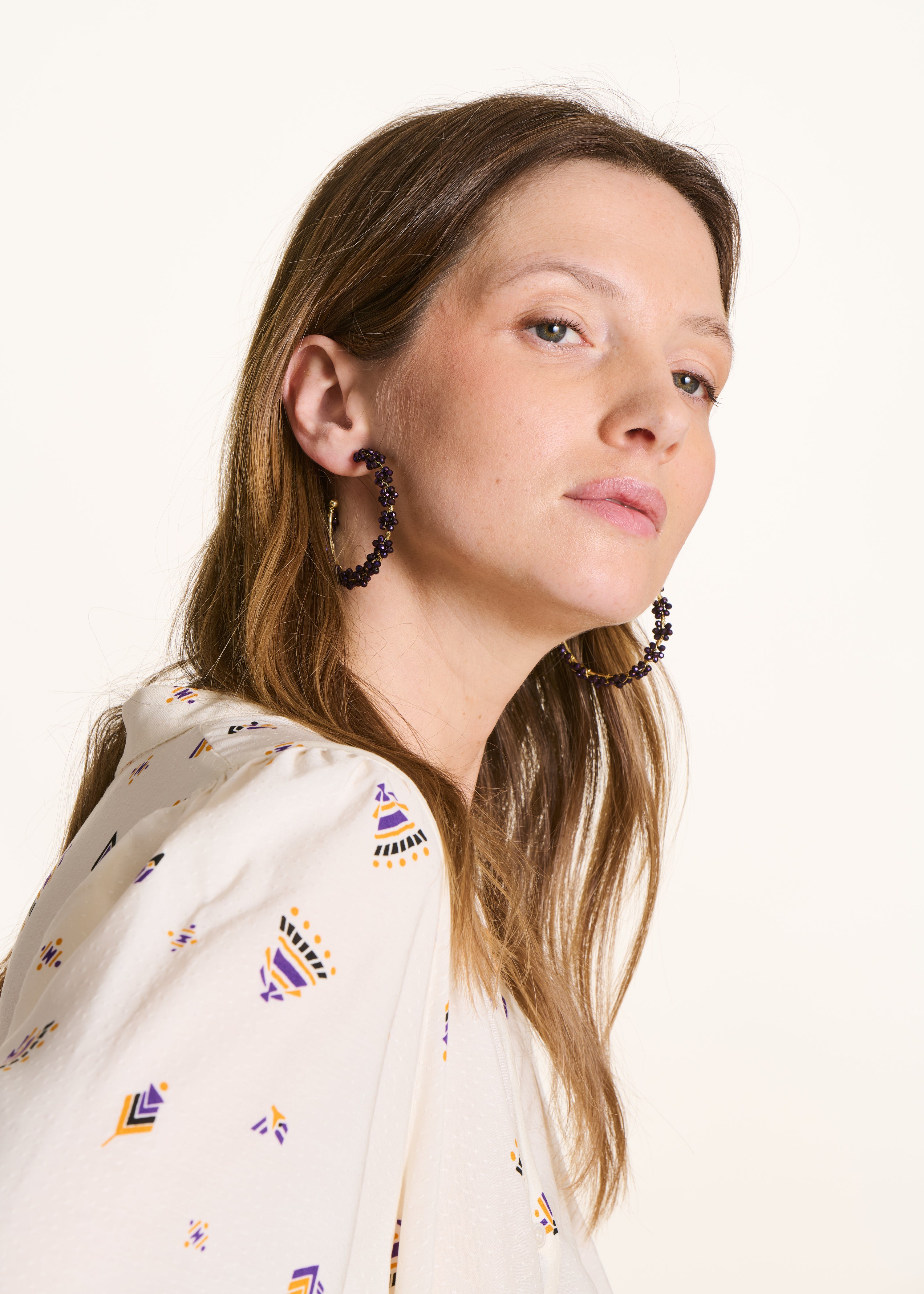 Pendientes de aro con flores y perlas violetas