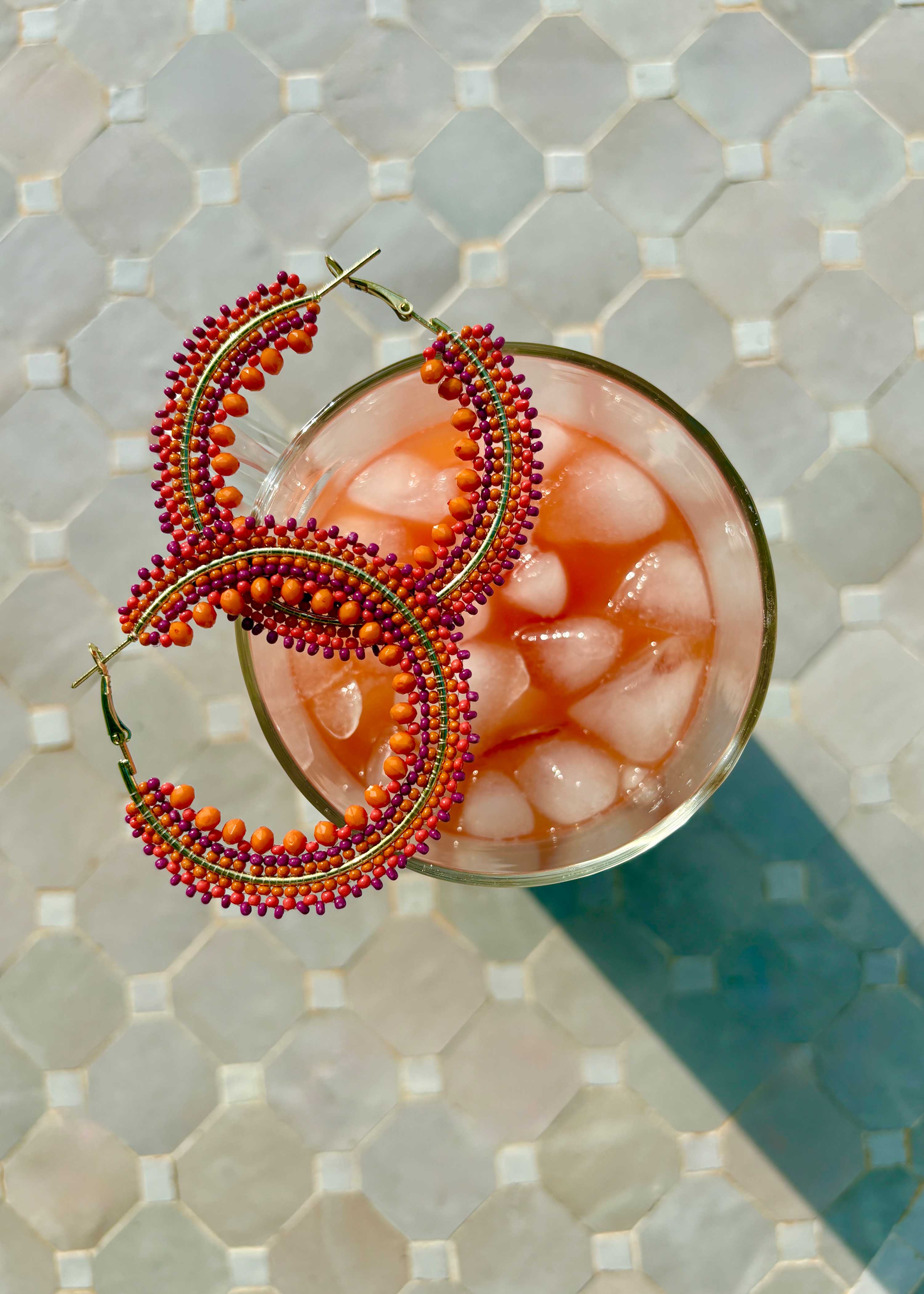 Creolen-Ohrringe mit orangen Perlen