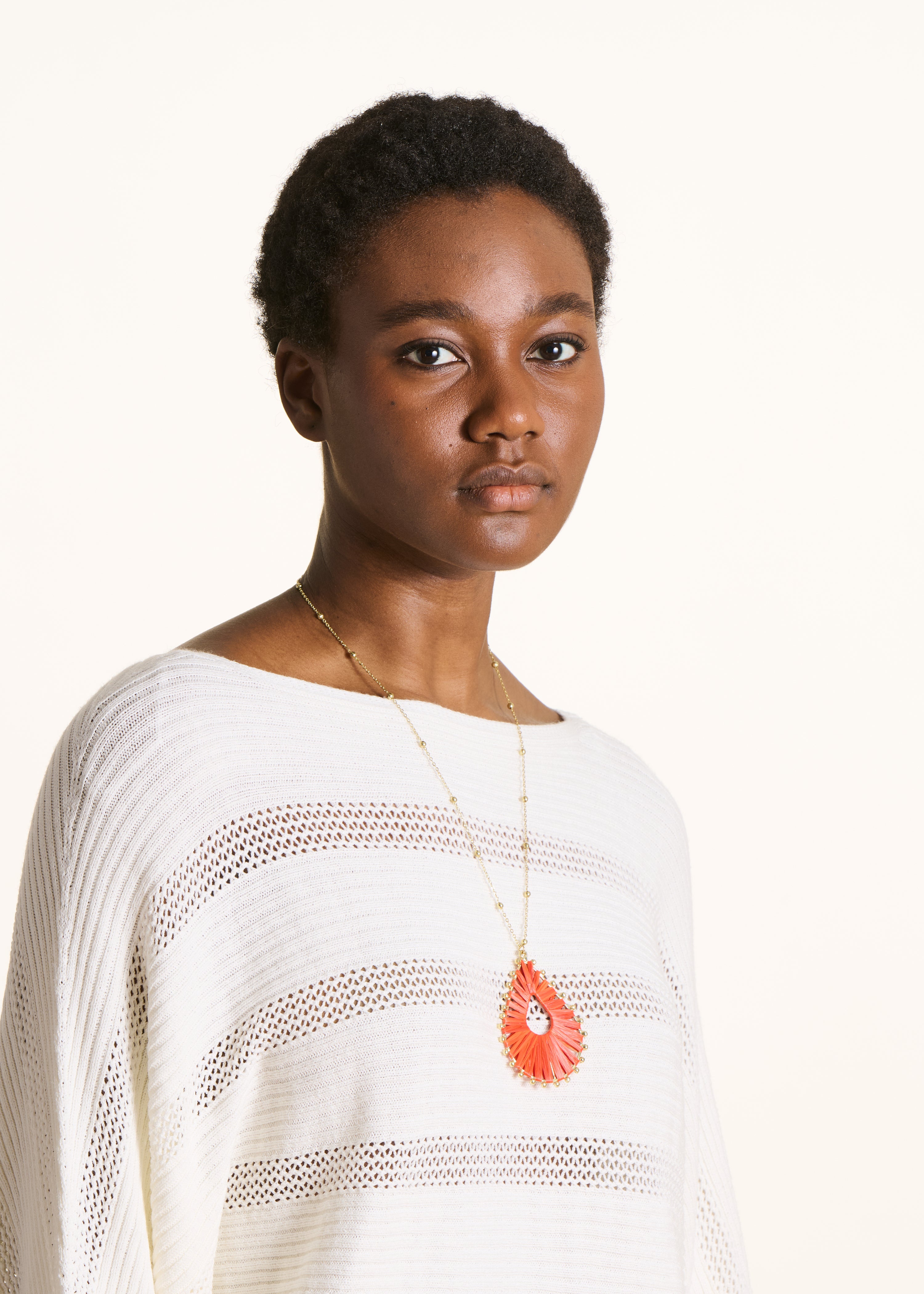Rode ketting met raffia-effect