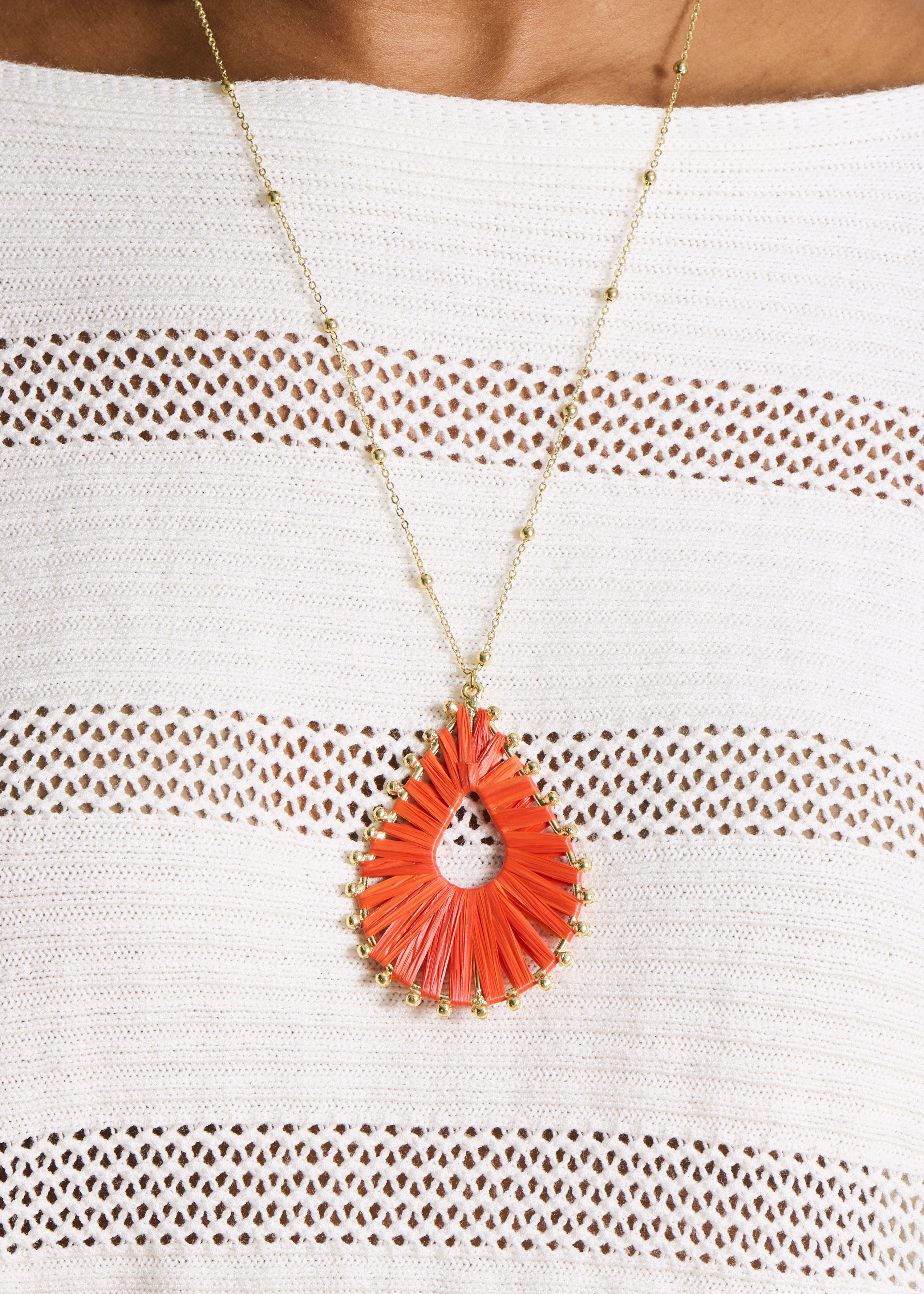 Rode ketting met raffia-effect