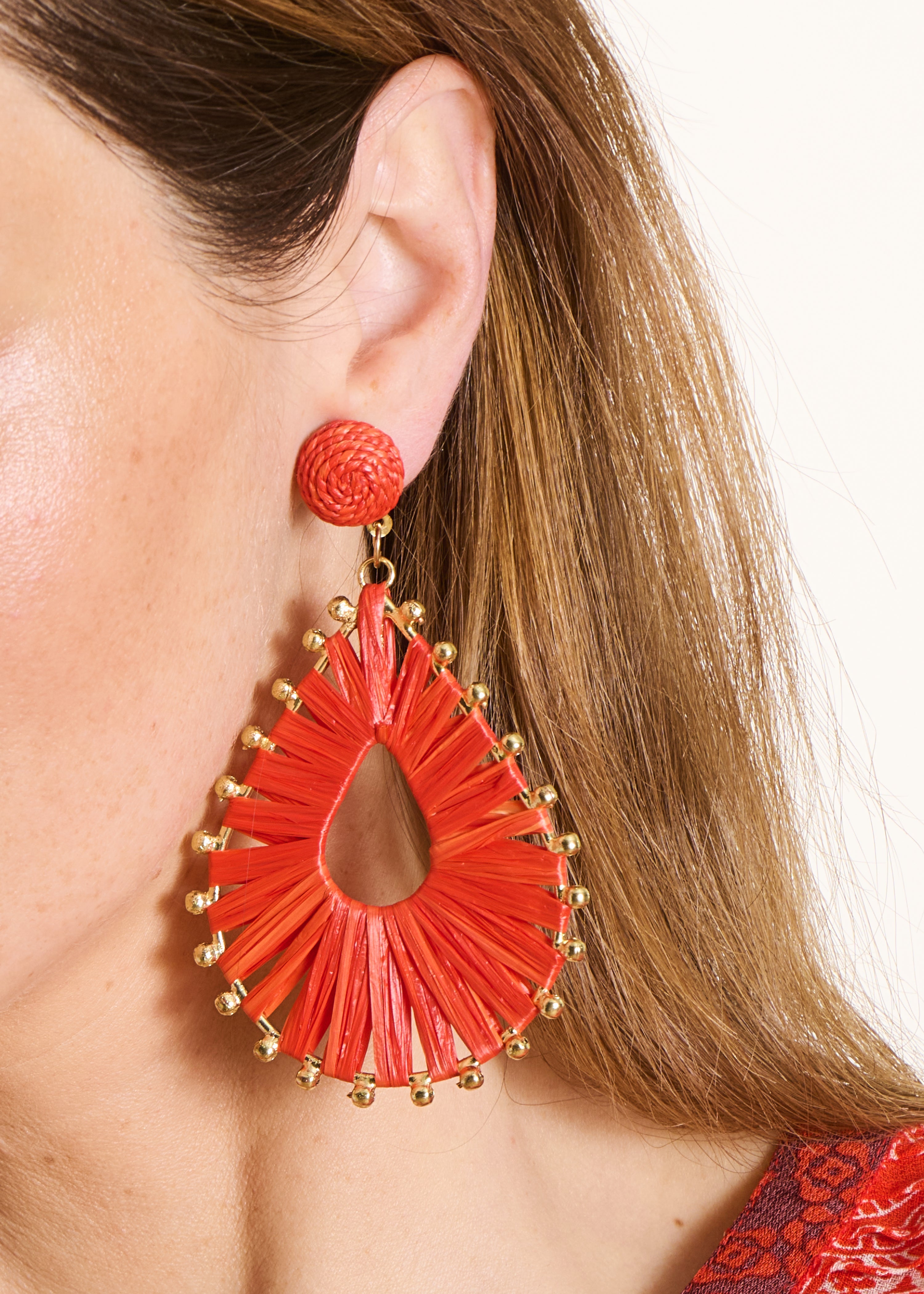 Rote hängende Ohrringe mit Raffia-Effekt