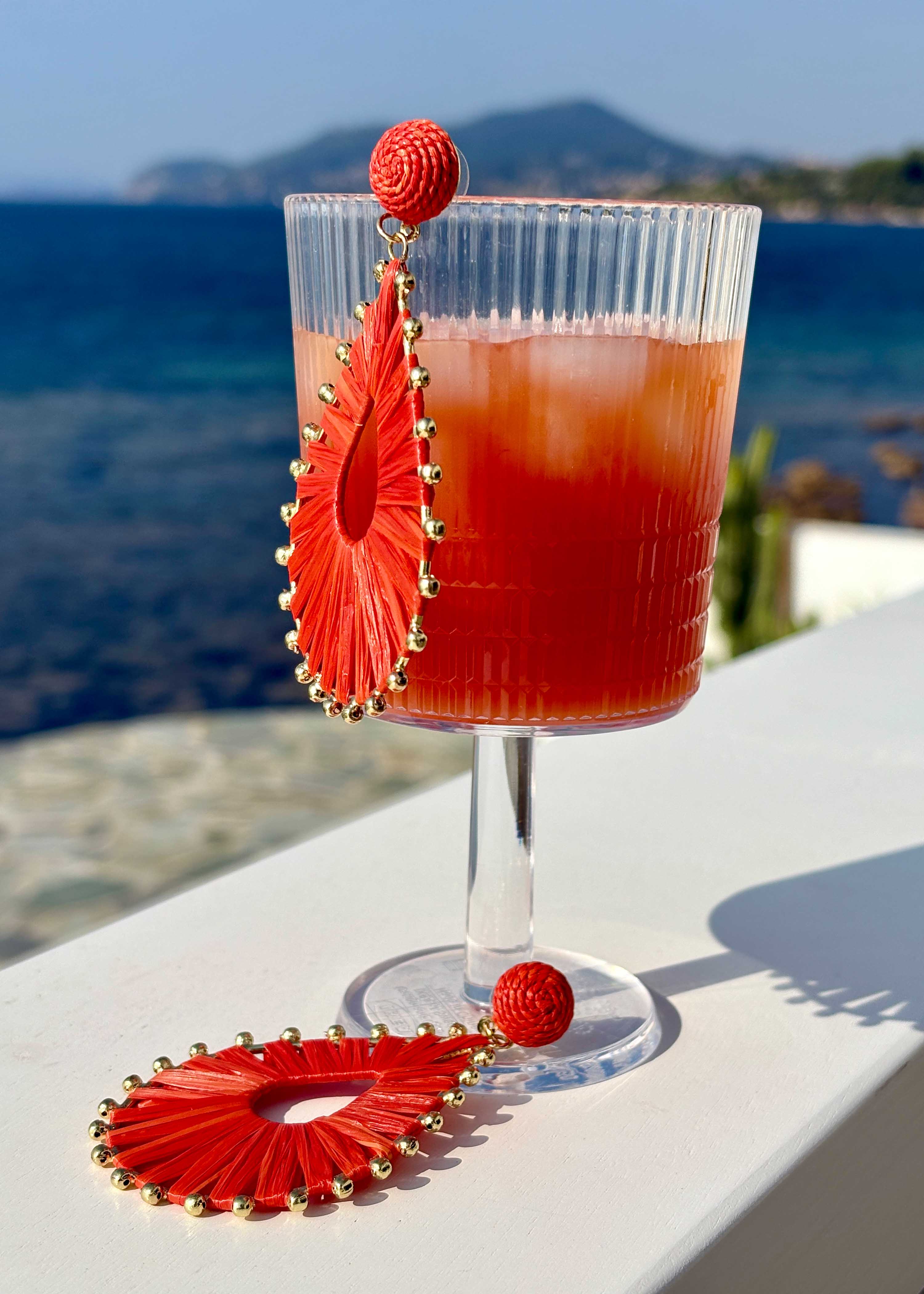 Rote hängende Ohrringe mit Raffia-Effekt