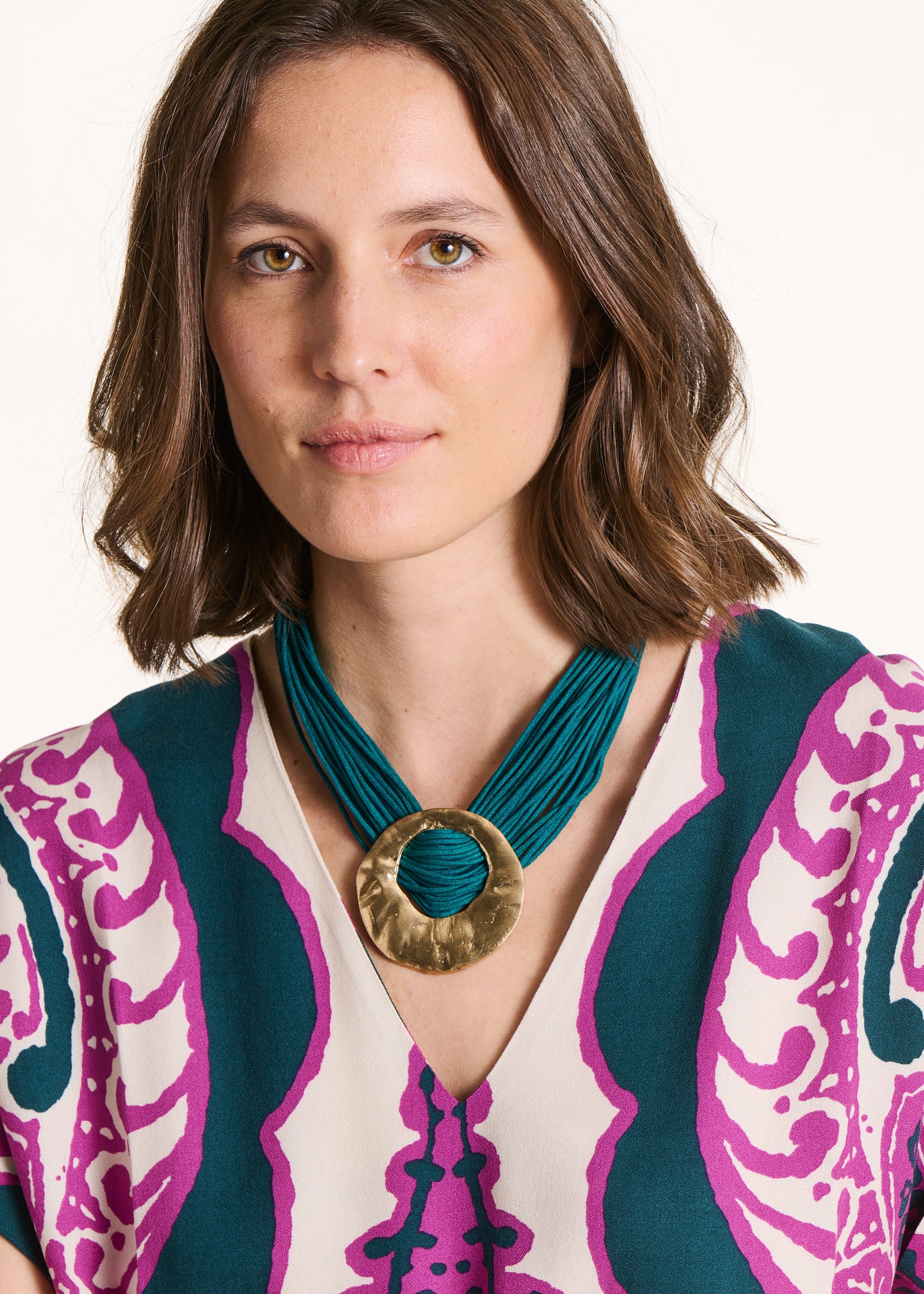 Halskette aus grünem Baumwoll- und Metall