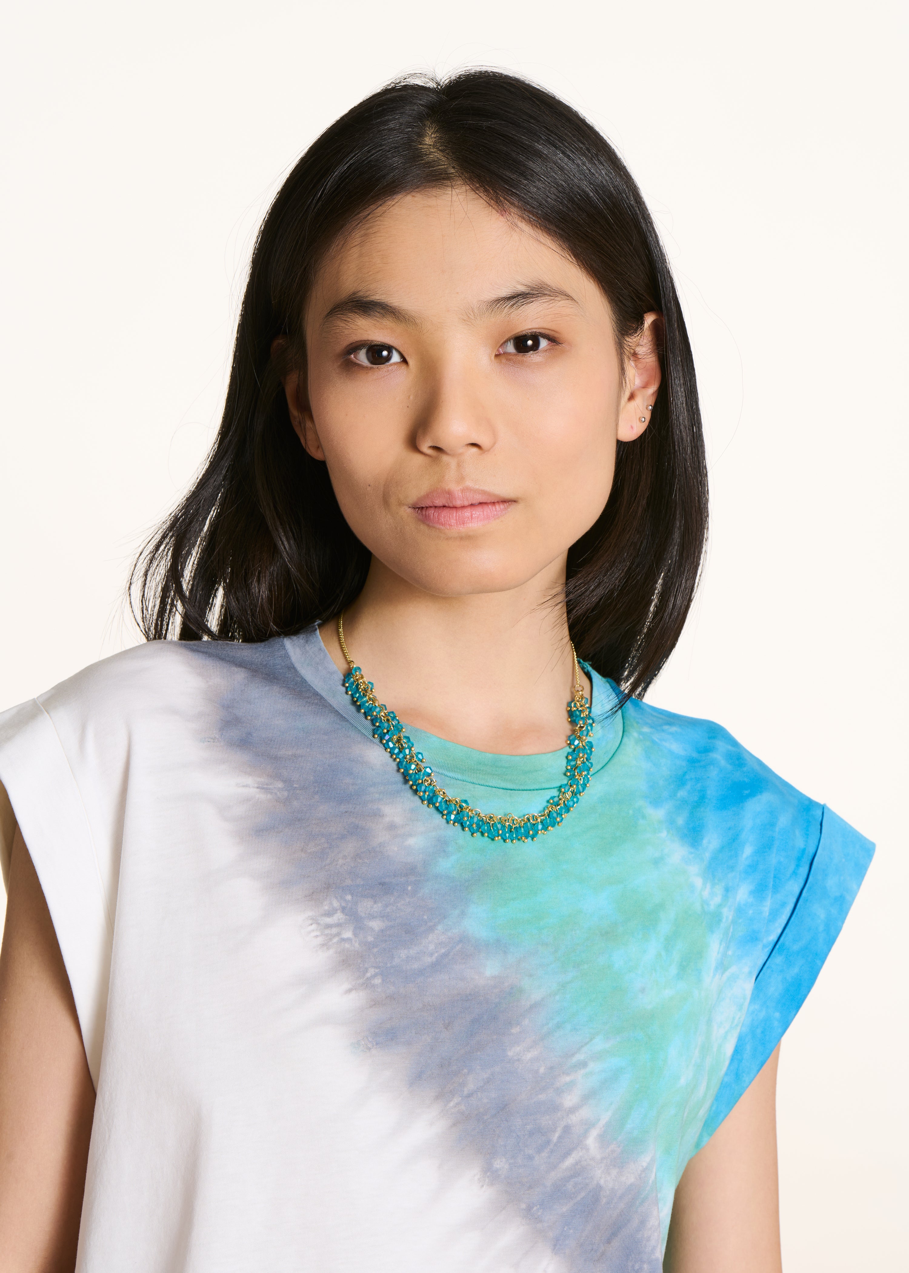 Korte ketting met blauwe glazen kralen