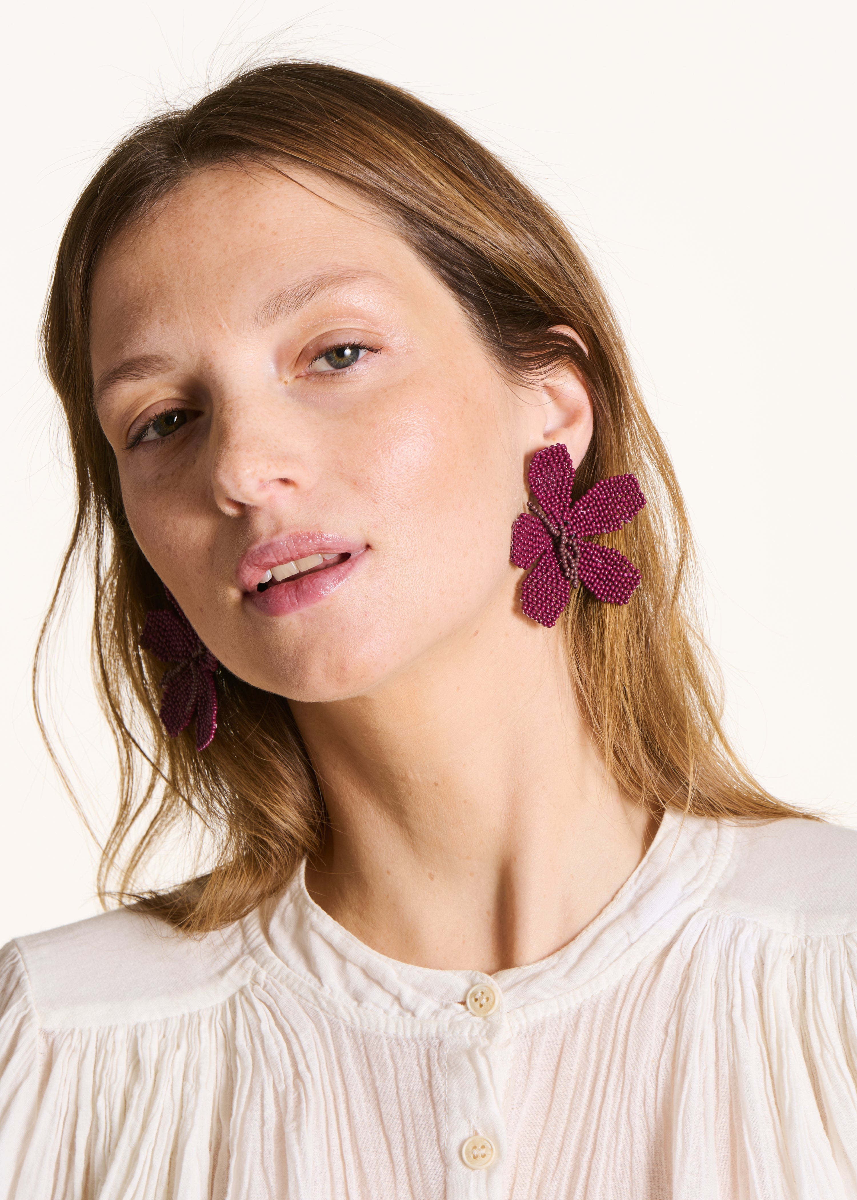 Ohrringe mit lila Perlenblume