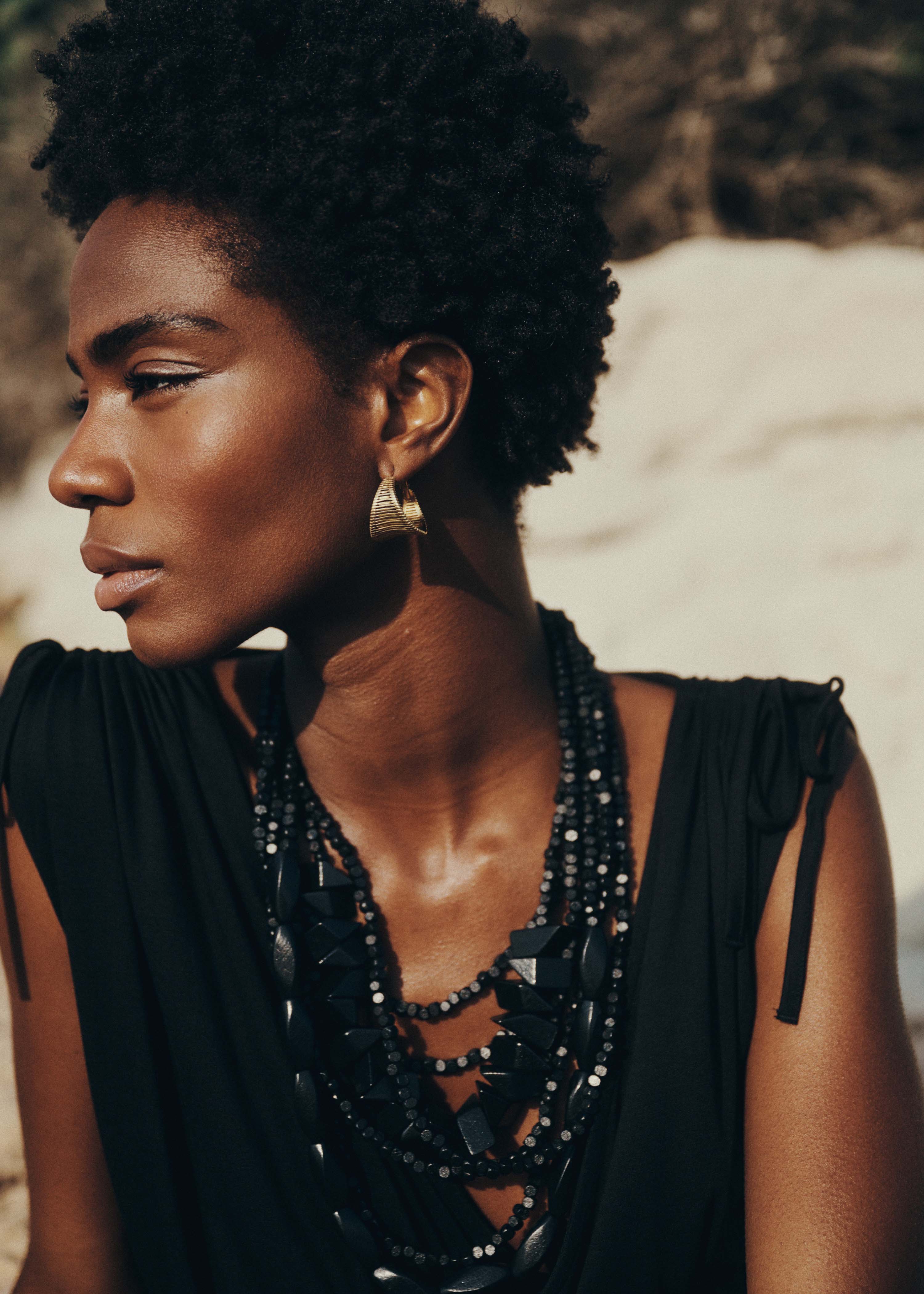 Mehrreihige Halskette aus schwarzem Harz mit Holzeffekt