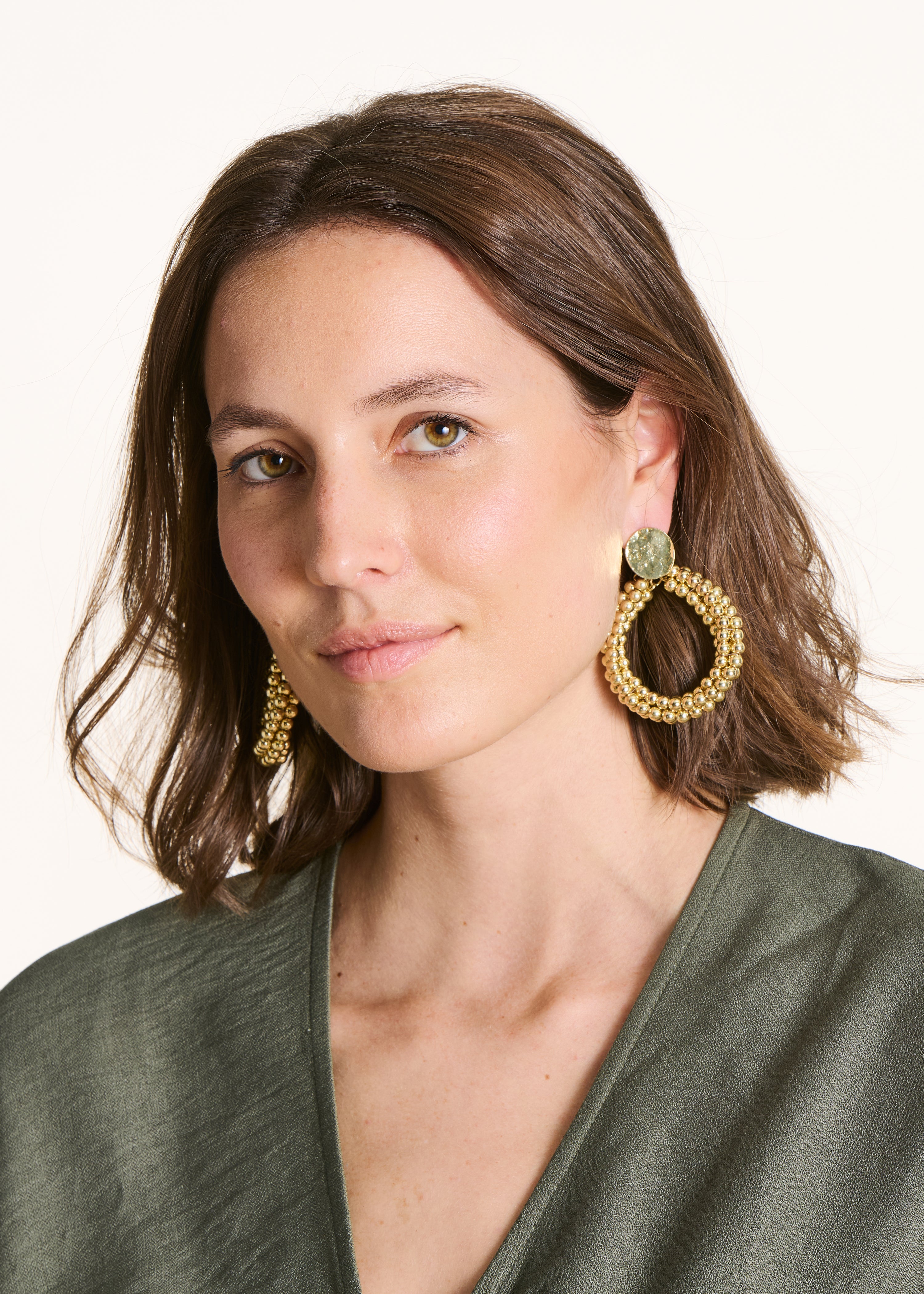 Goldene hängende Ohrringe mit Perlen