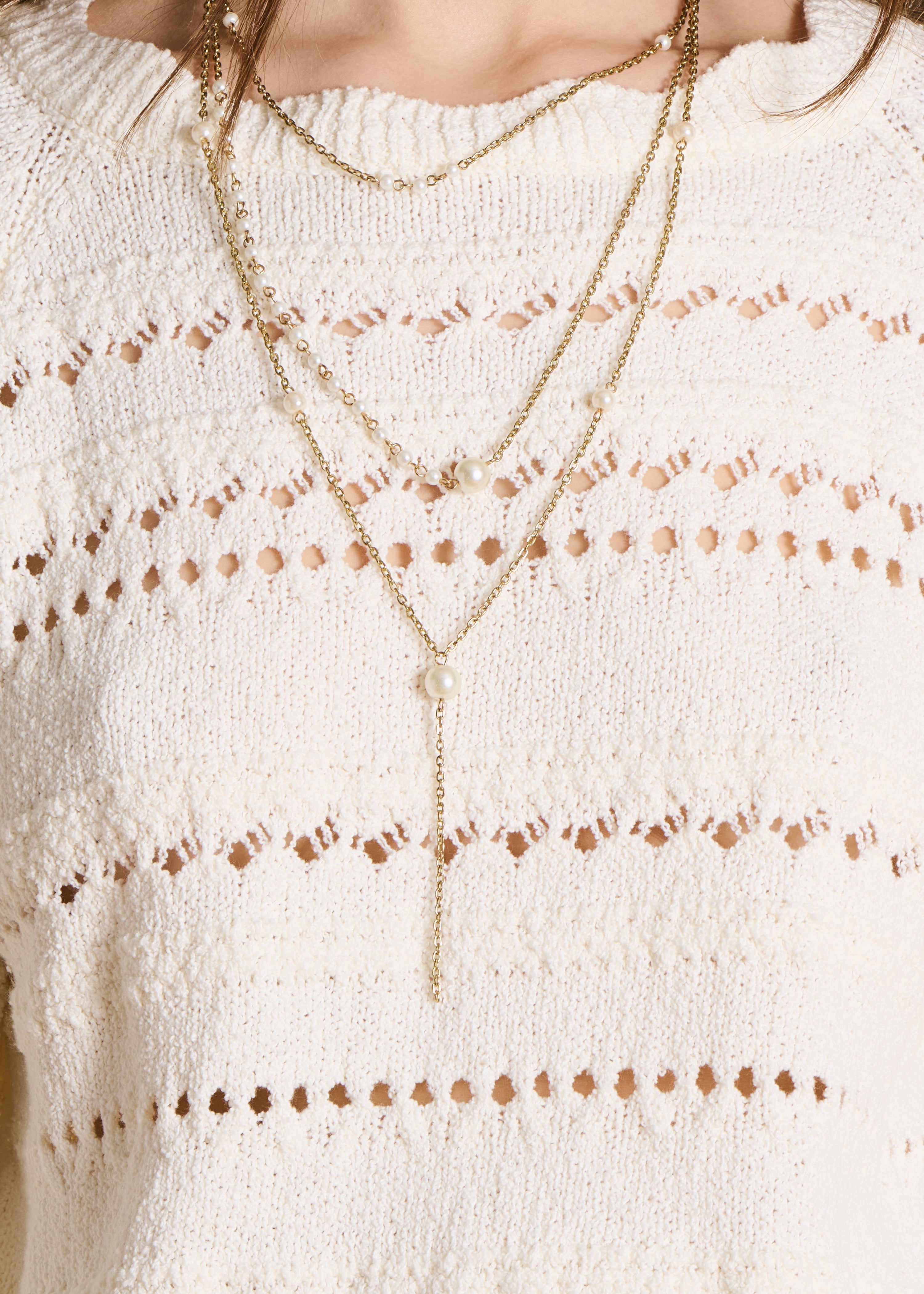 Collana lunga multistrato dorata con perle di madreperla