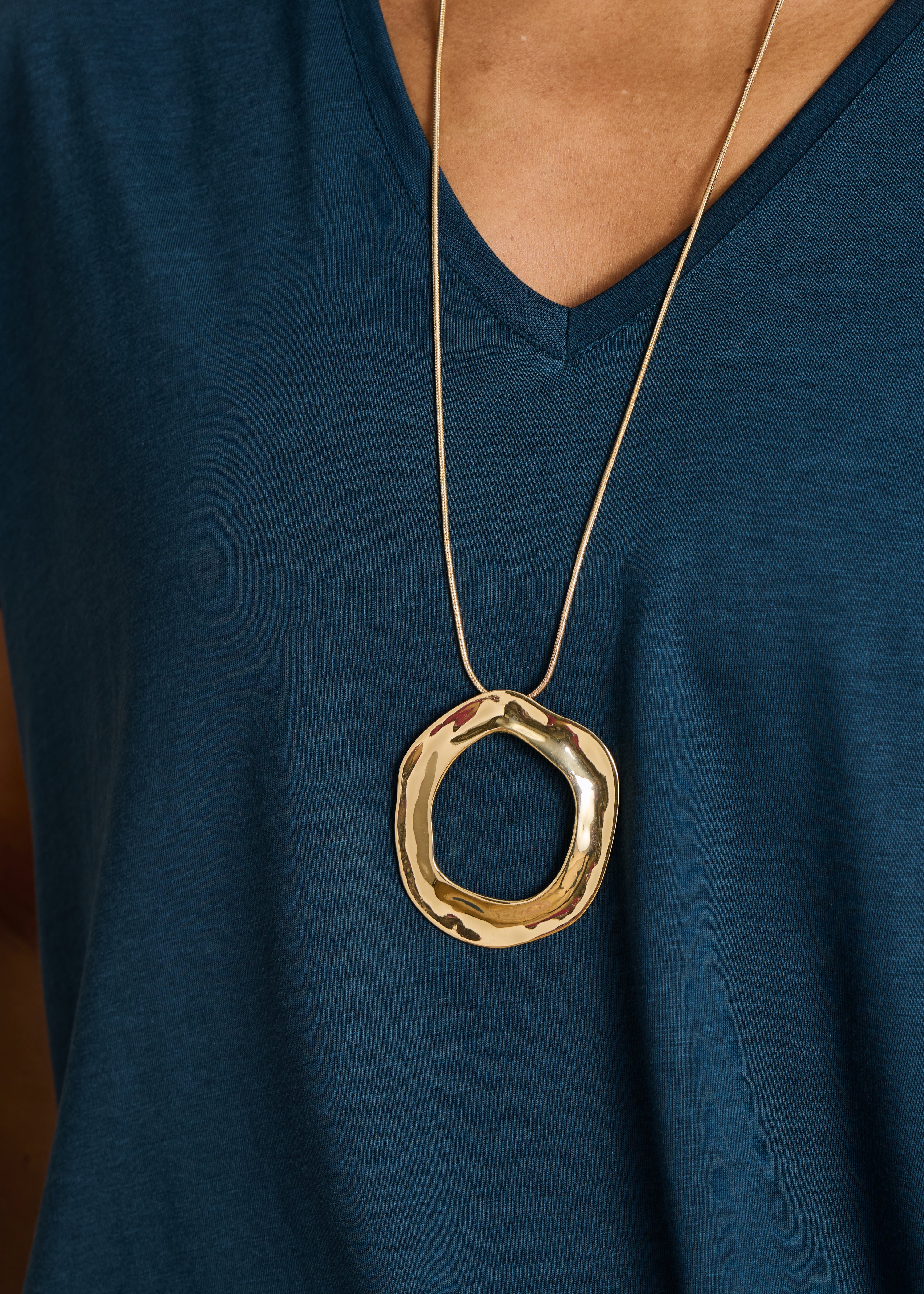 Goldene lange Halskette