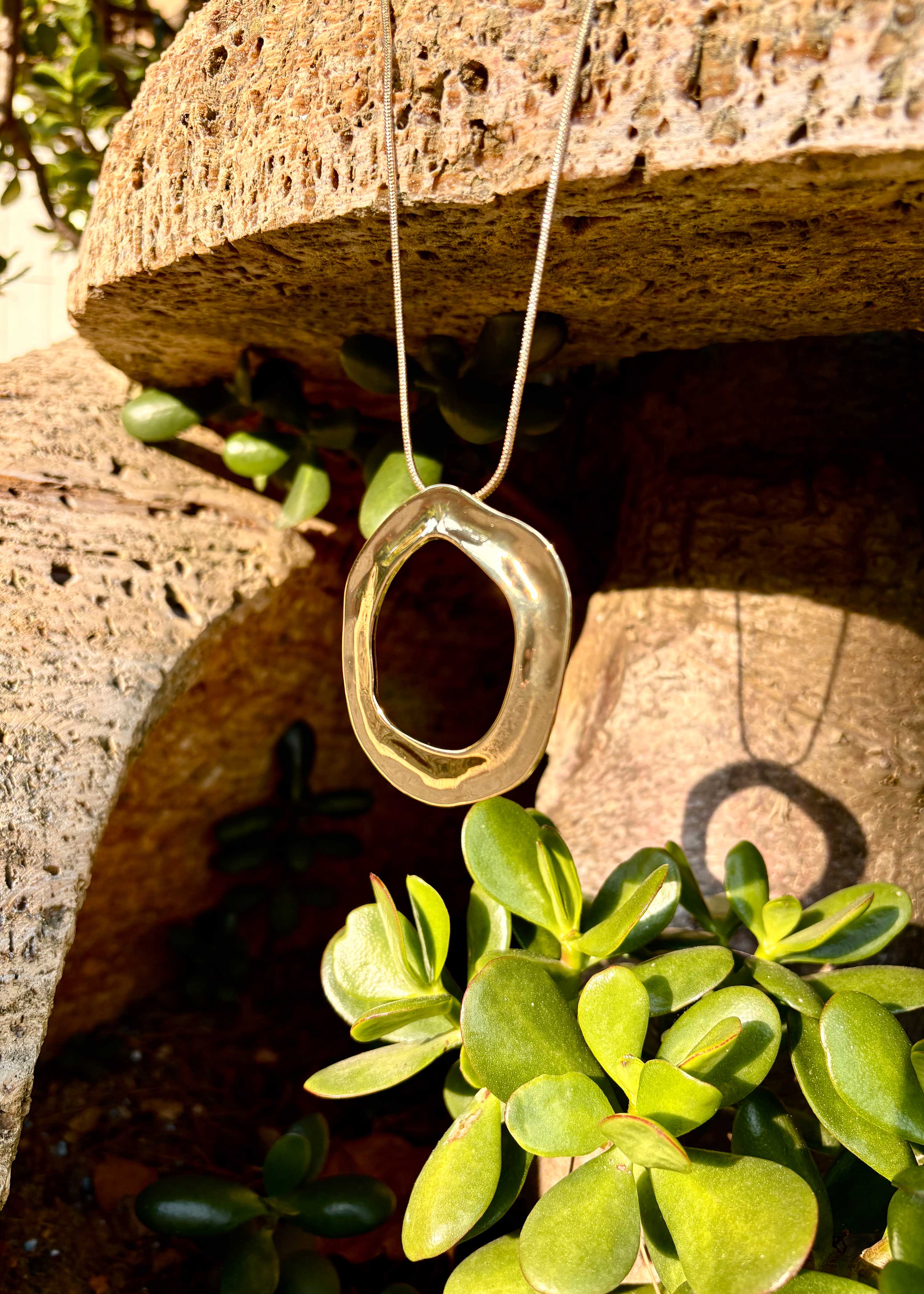 Goldene lange Halskette