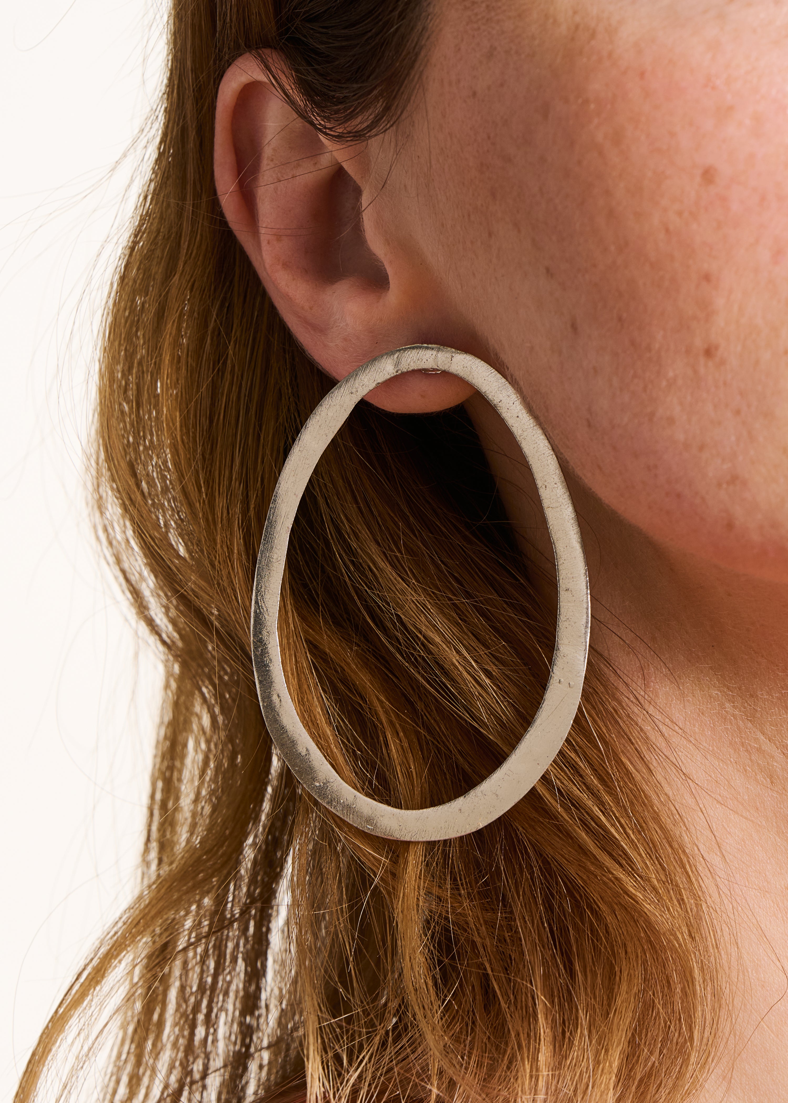 Silberfarbene hängende Ohrringe