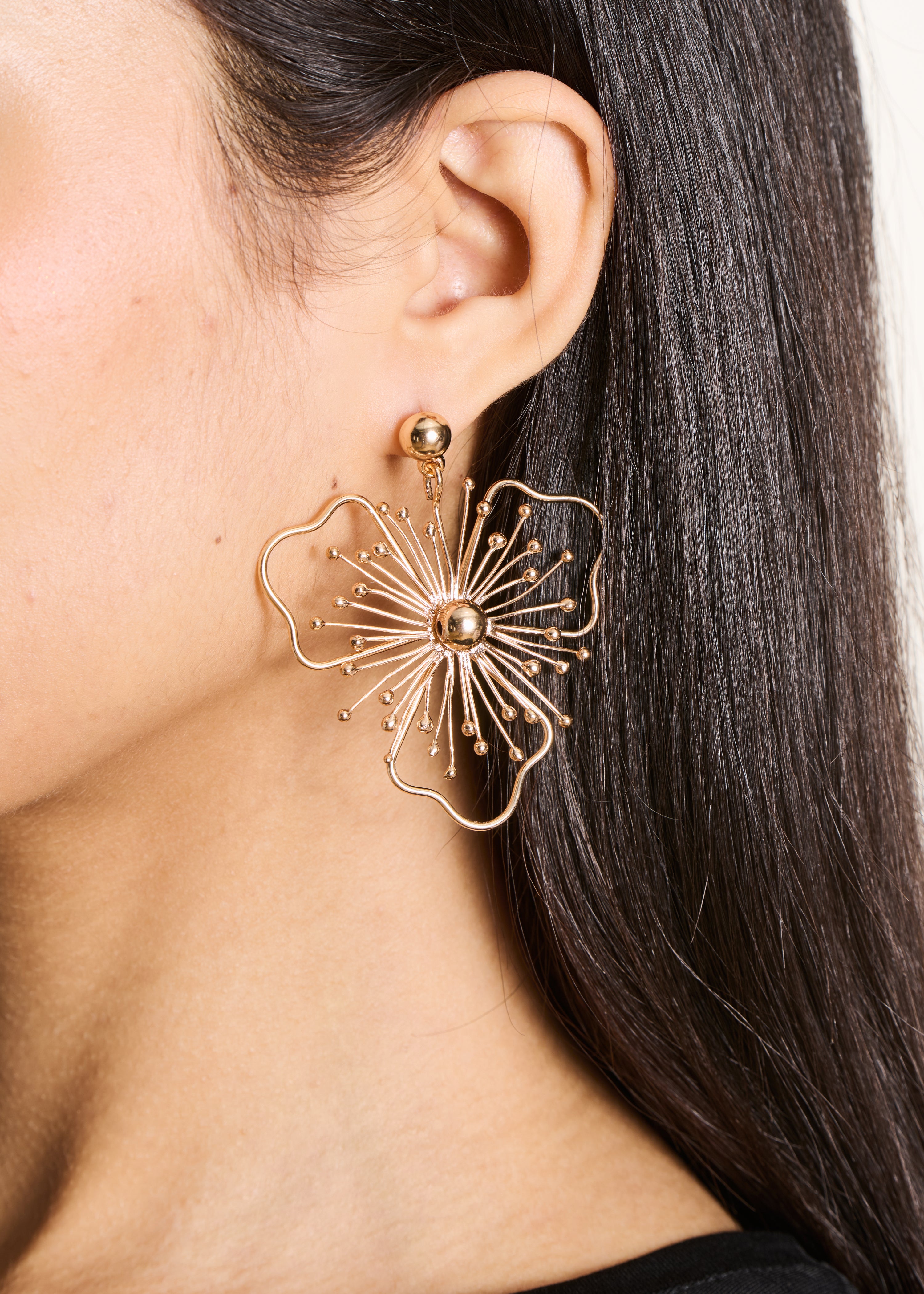 Goldfarbene hängende Ohrringe