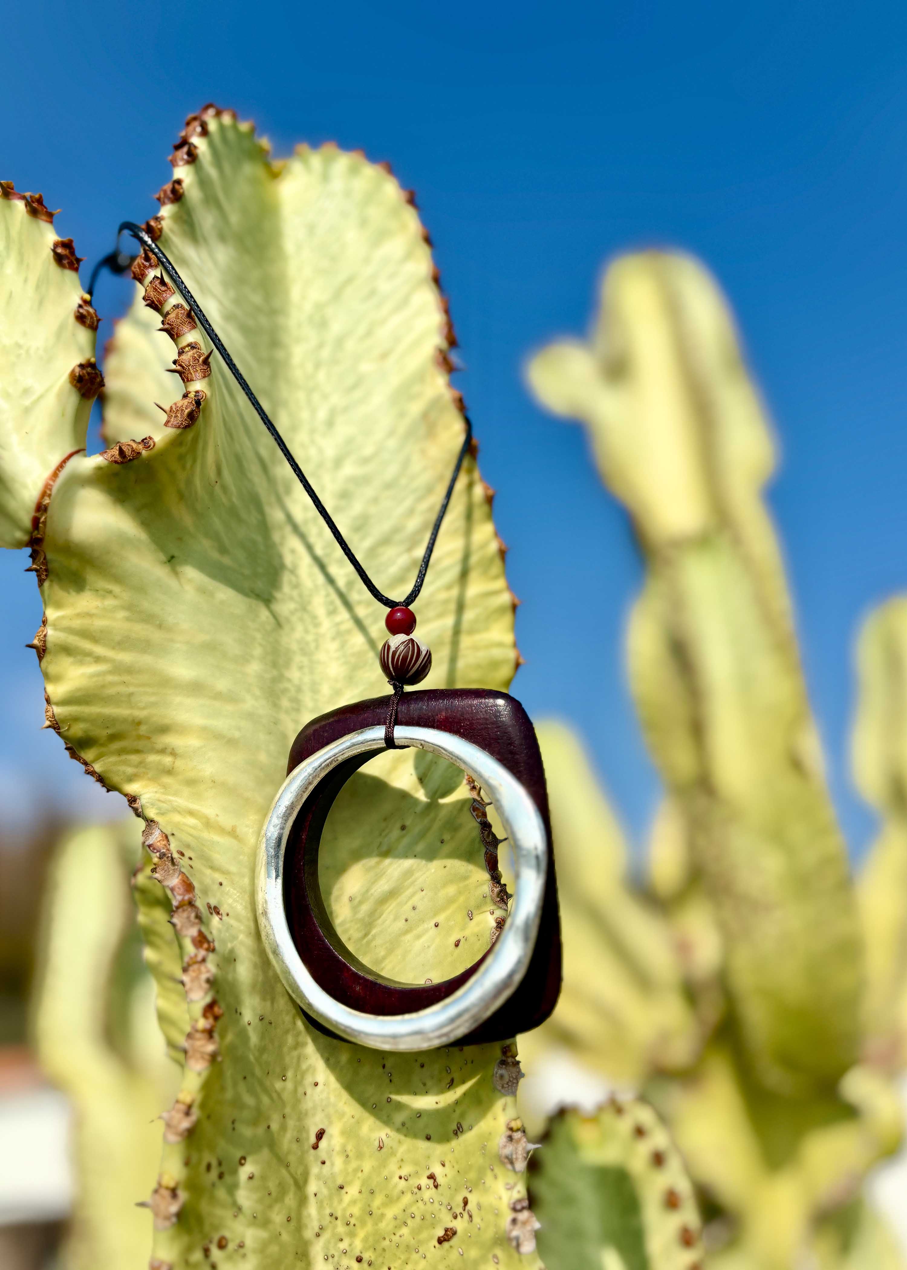 Collar largo ajustable de madera