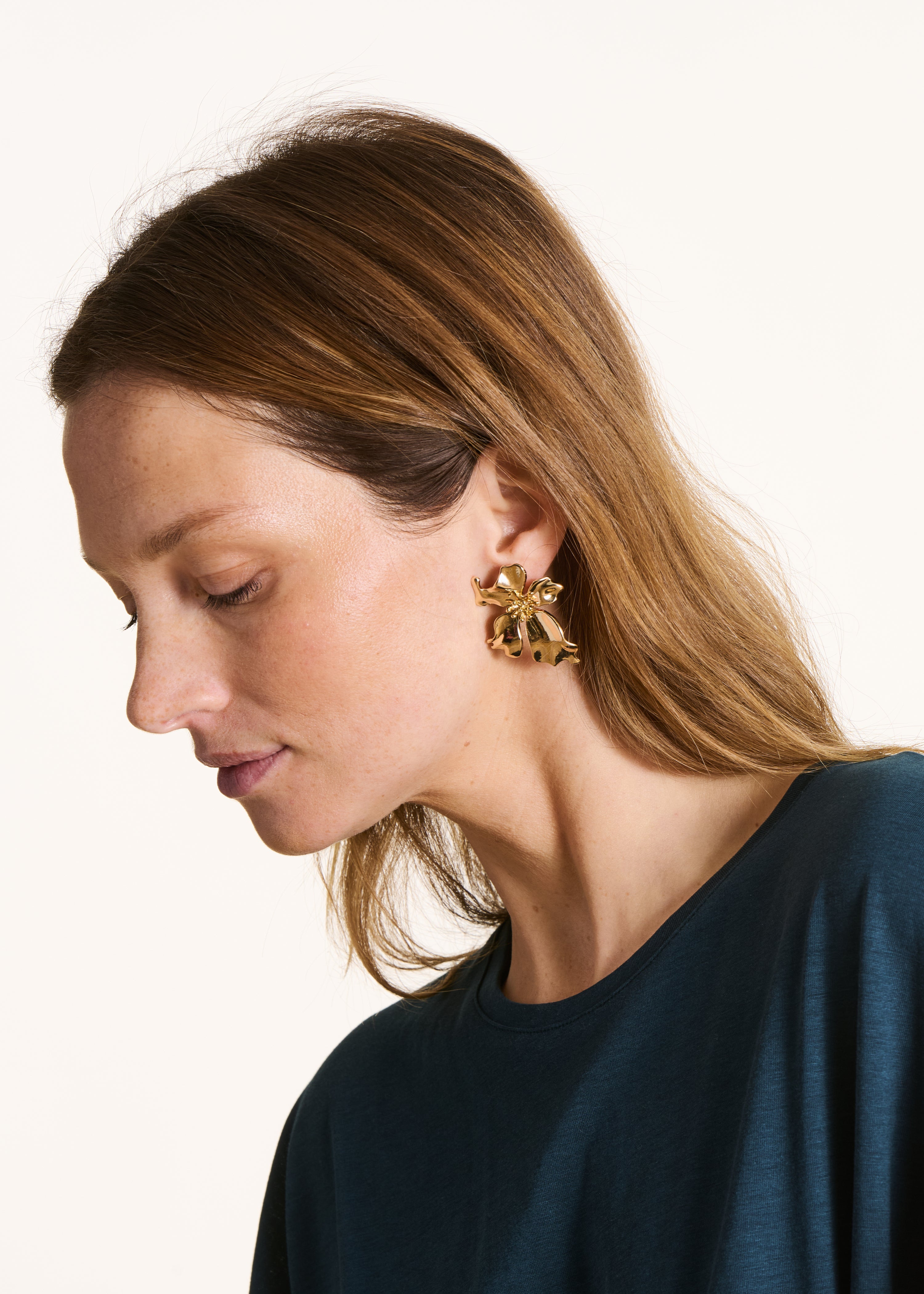 Goldene hängende Blumenohrringe