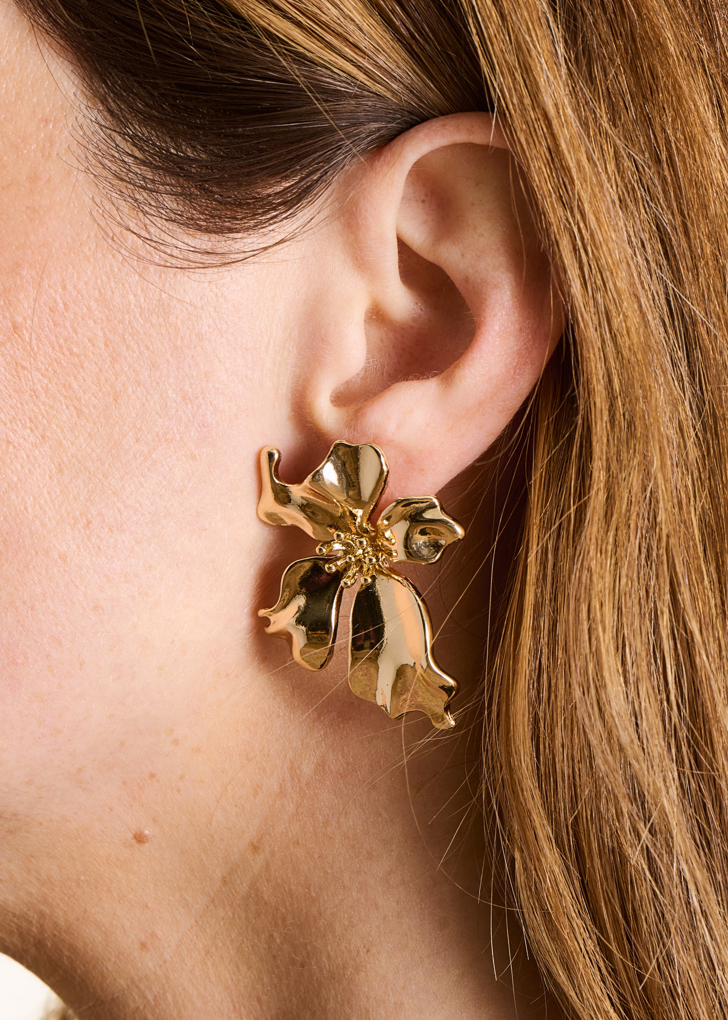 Goldene hängende Blumenohrringe