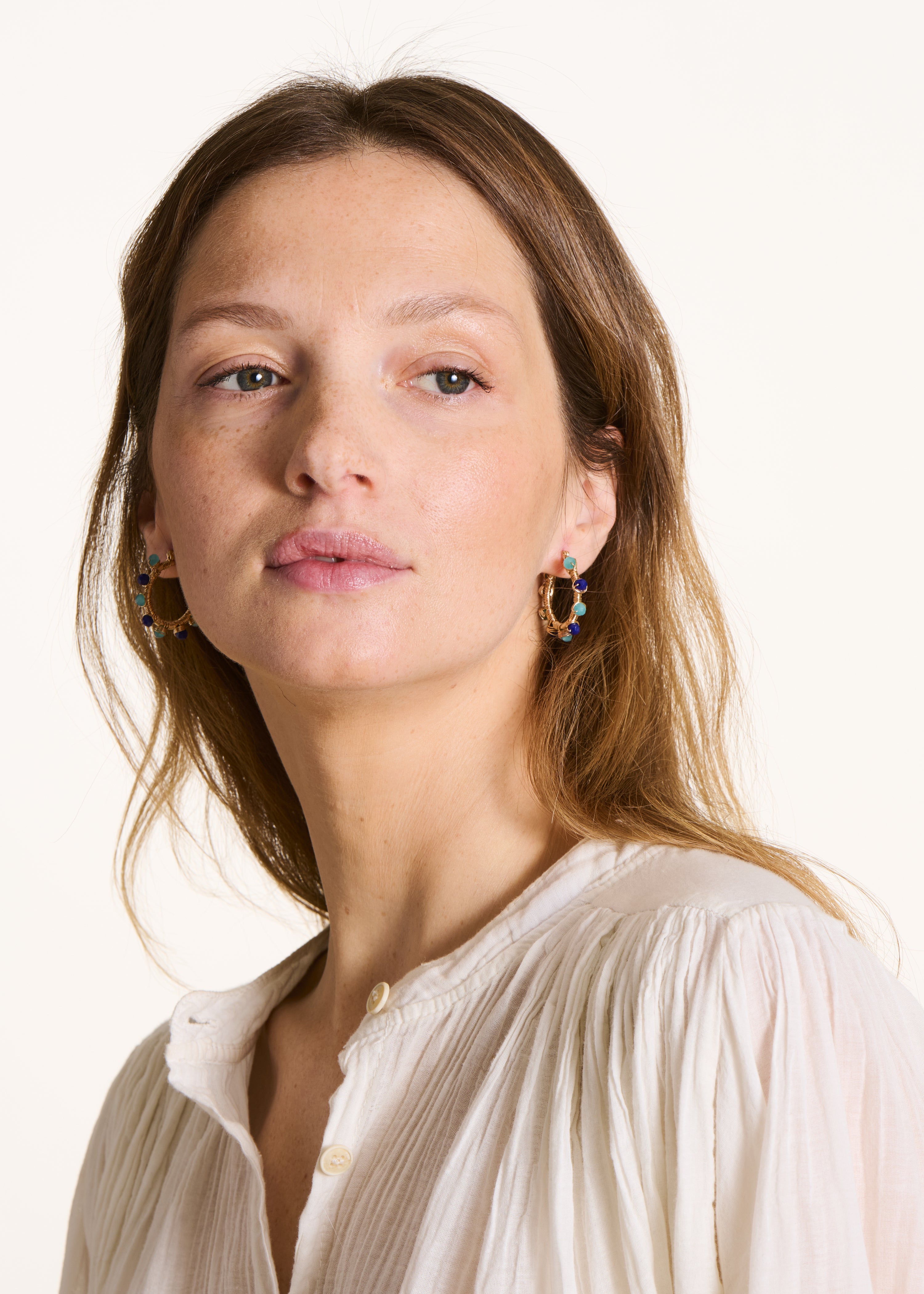 Brincos de argola com pérolas douradas