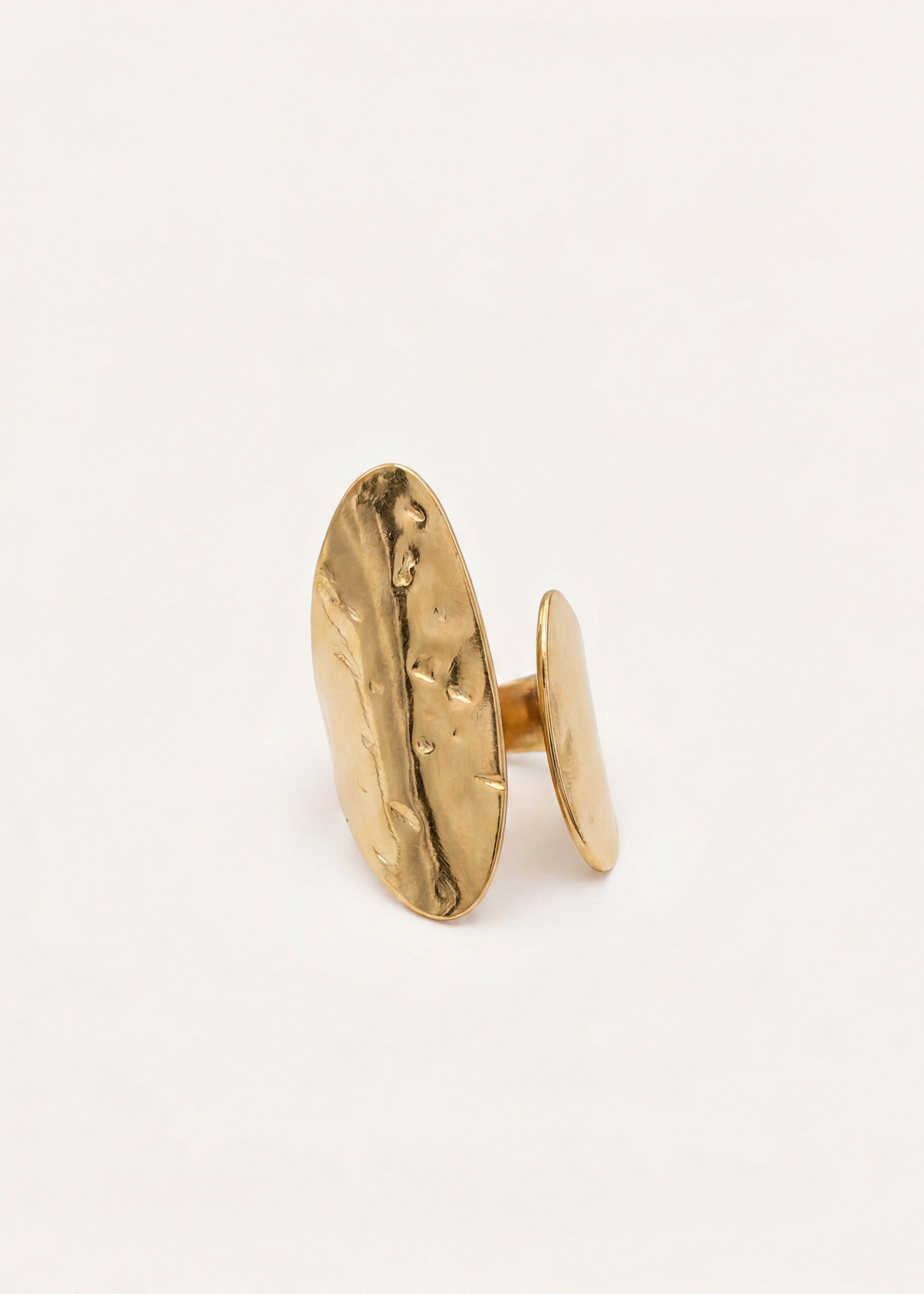 Anillo dorado asimétrico