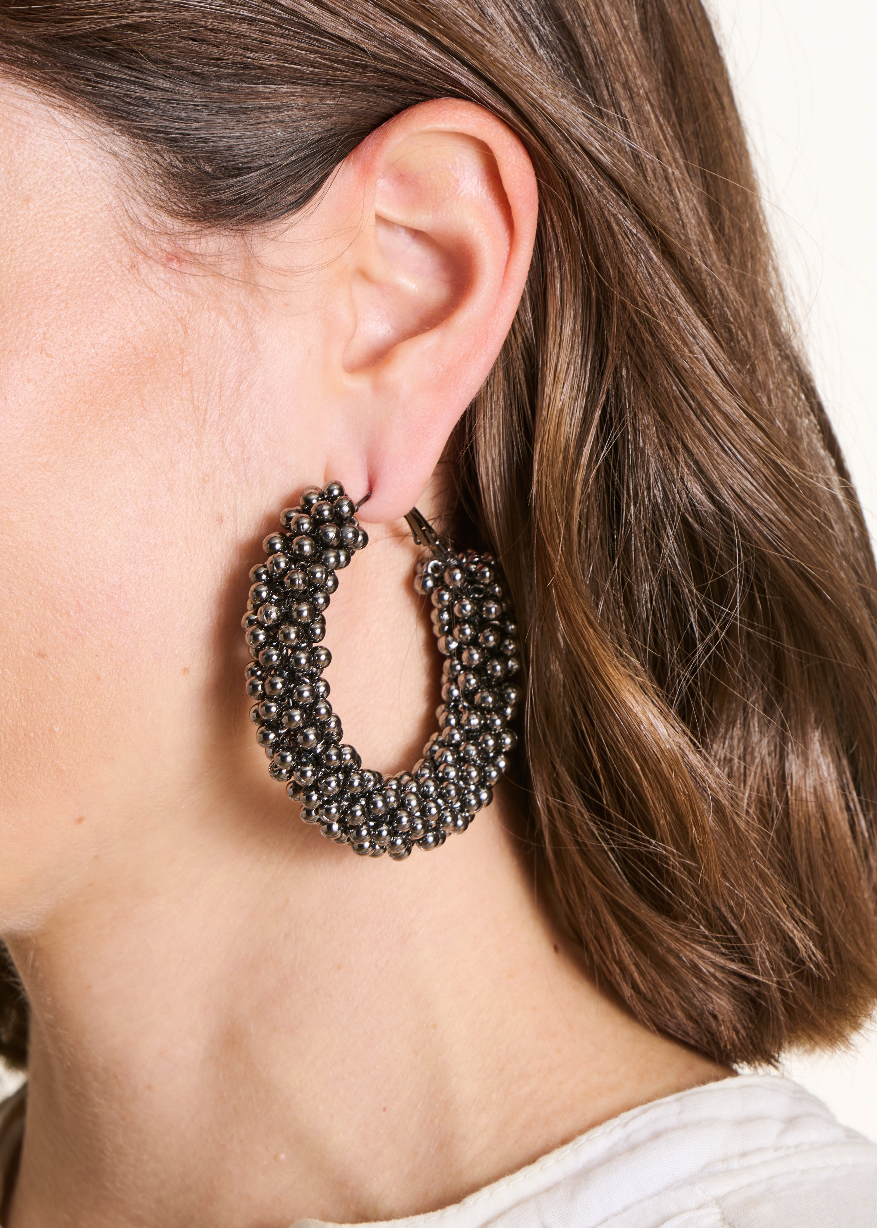 Schwarze Creolen-Ohrringe