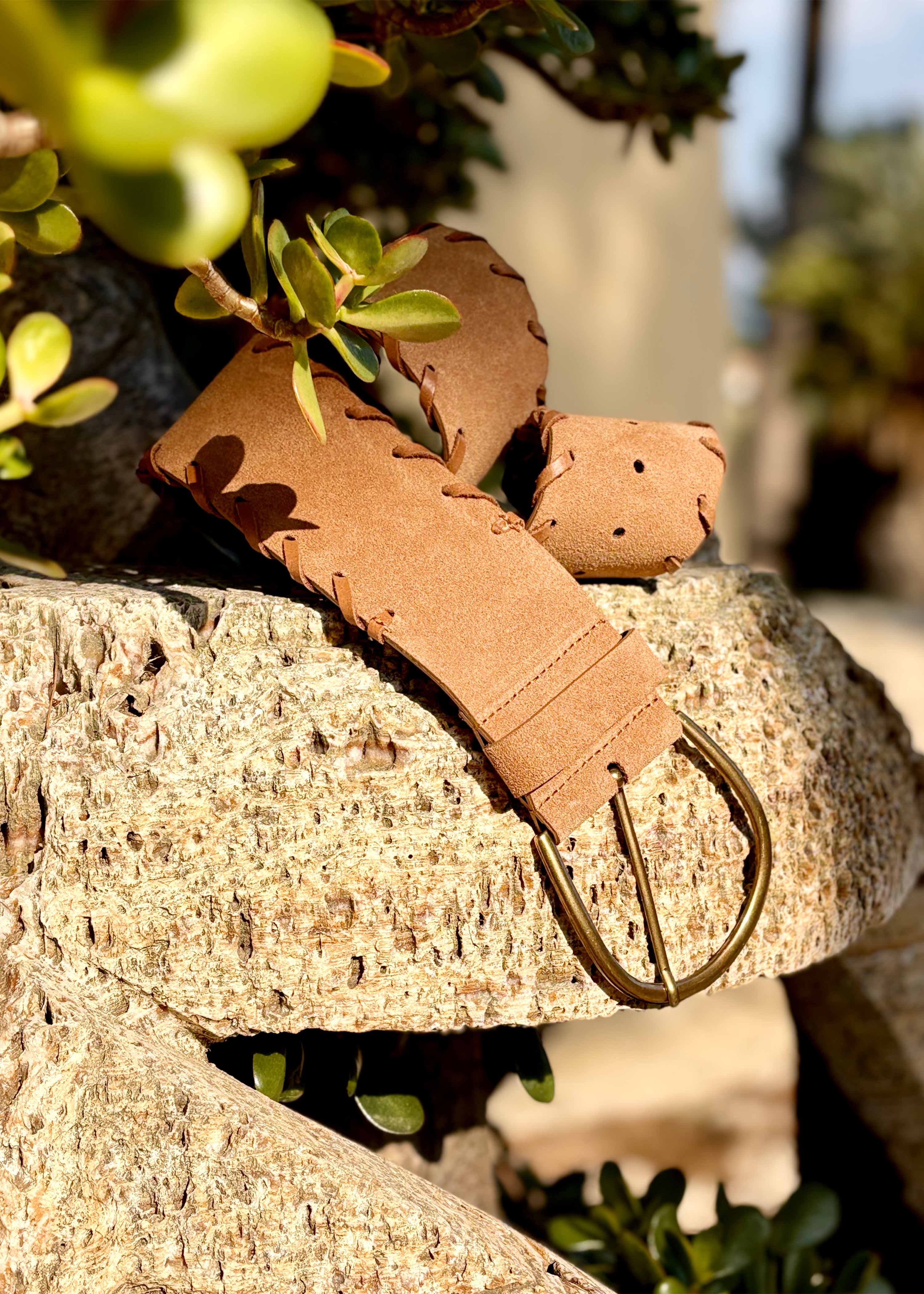 Ceinture large marron en cuir avec surjet