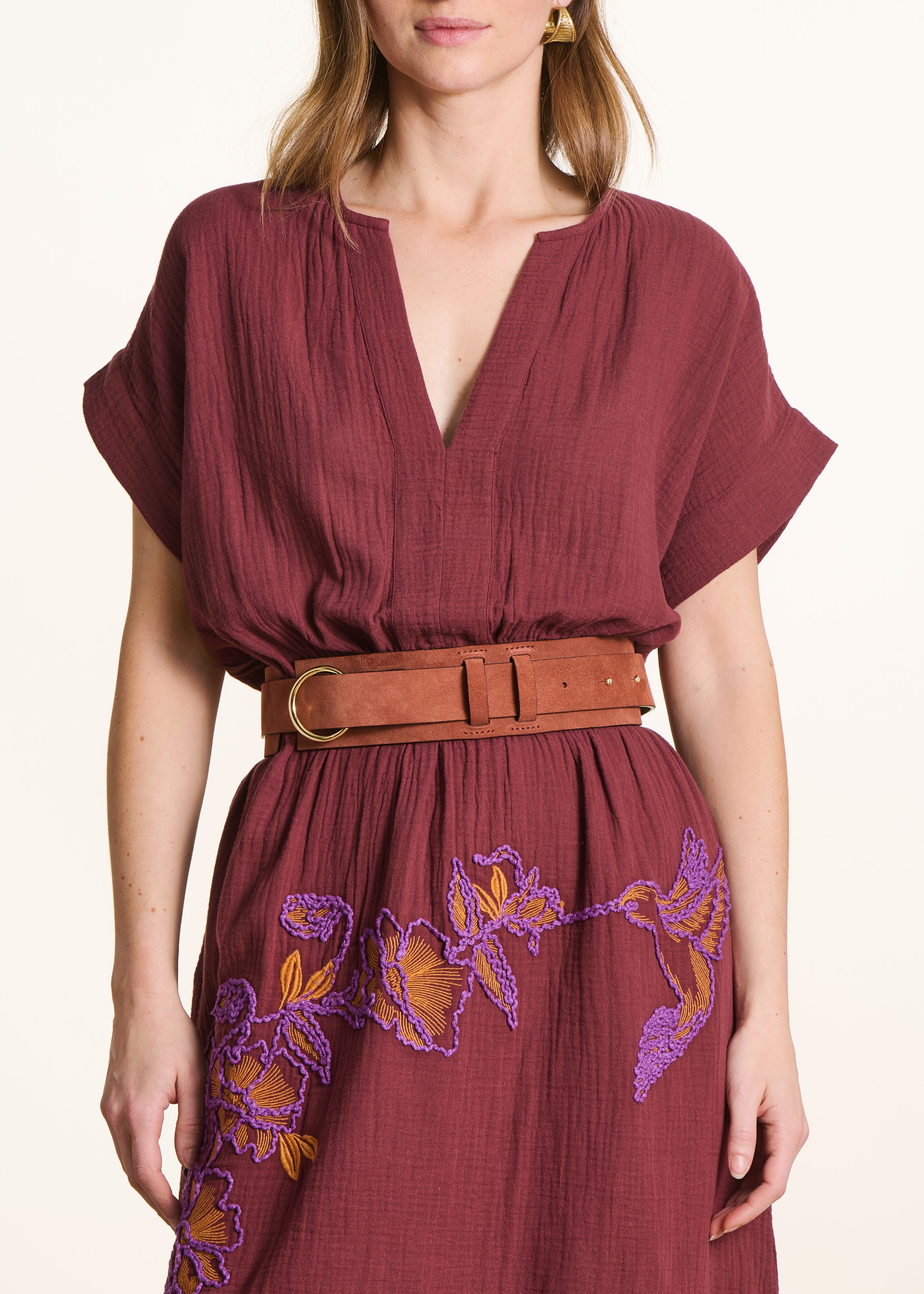 Cinturón ancho marrón de cuero con hebilla fina