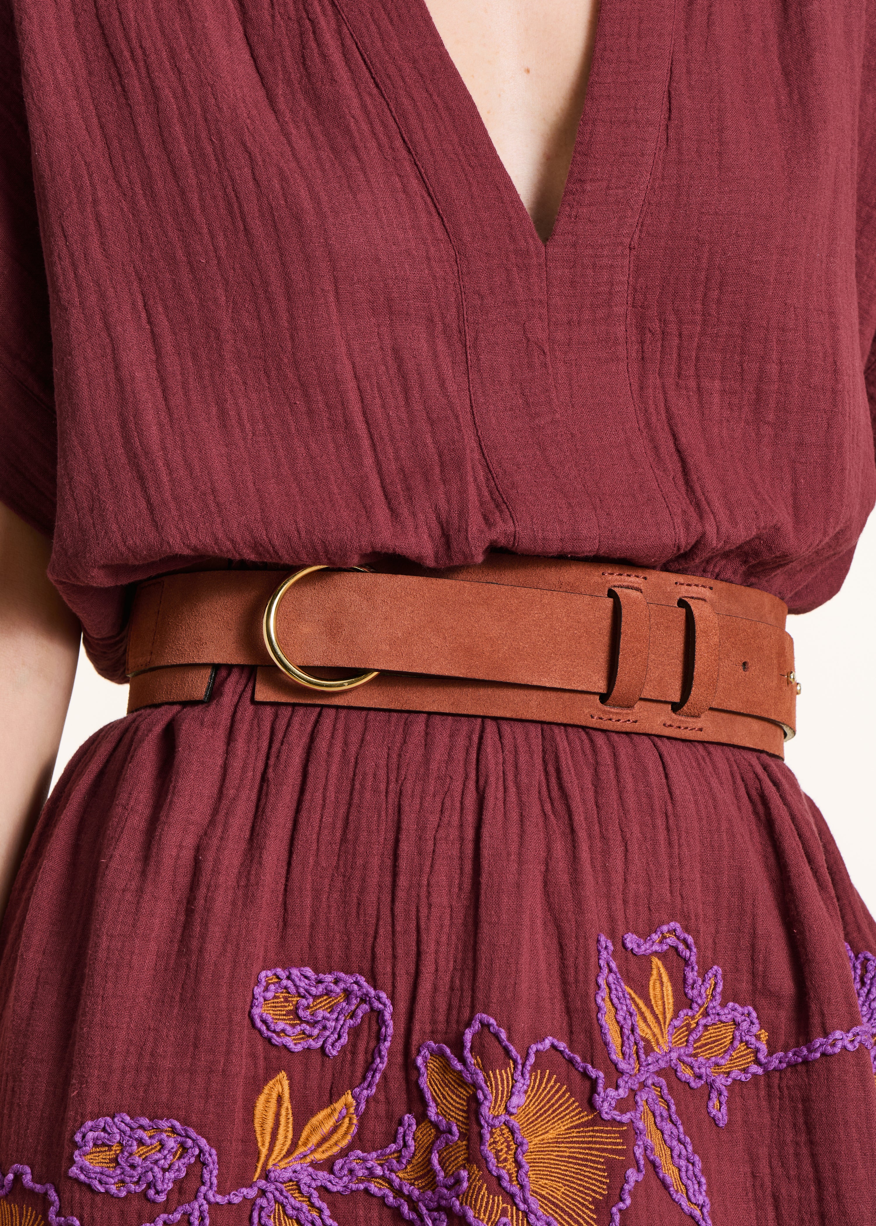 Cinturón ancho marrón de cuero con hebilla fina