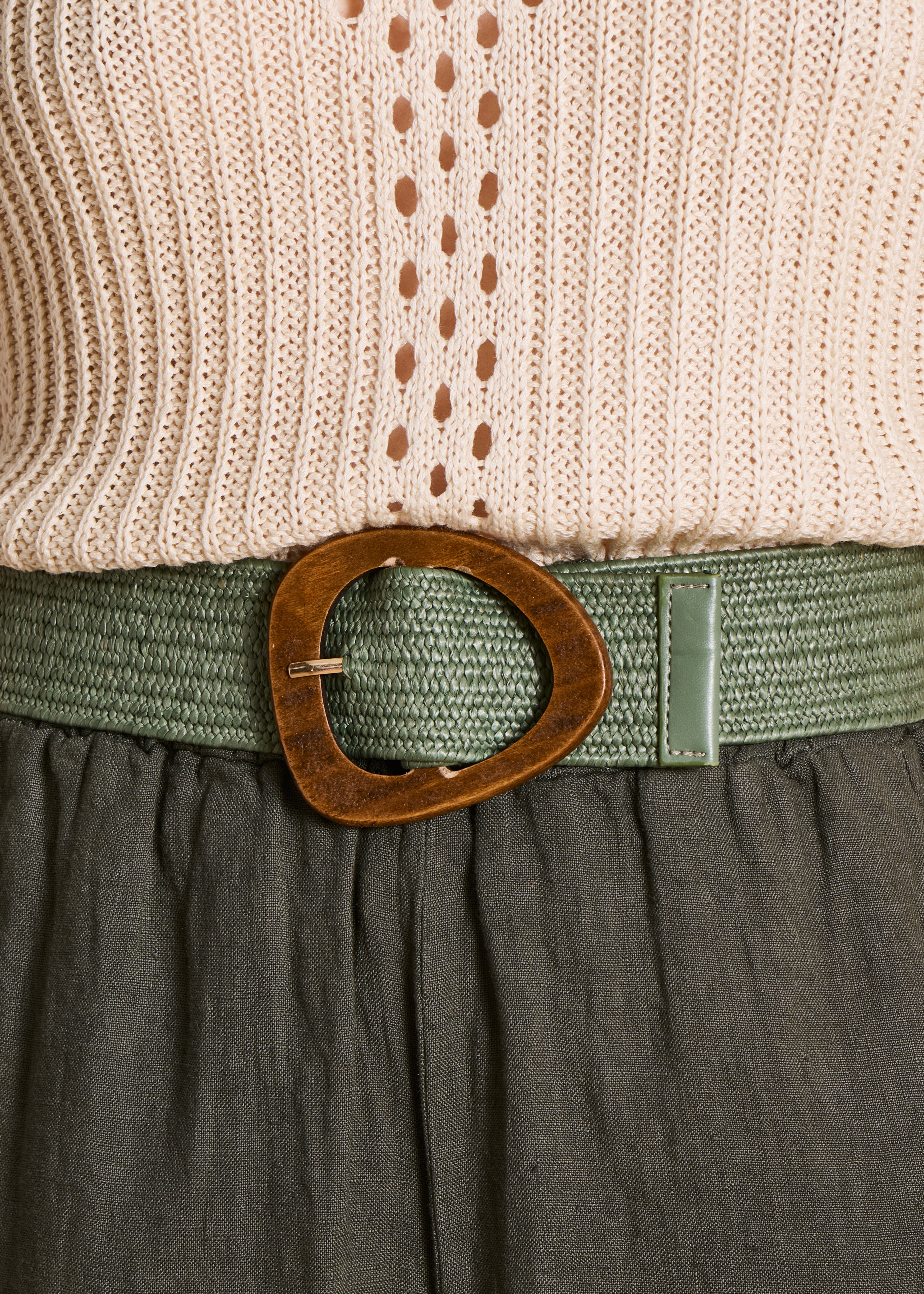 Elastic khaki belt with wooden buckle