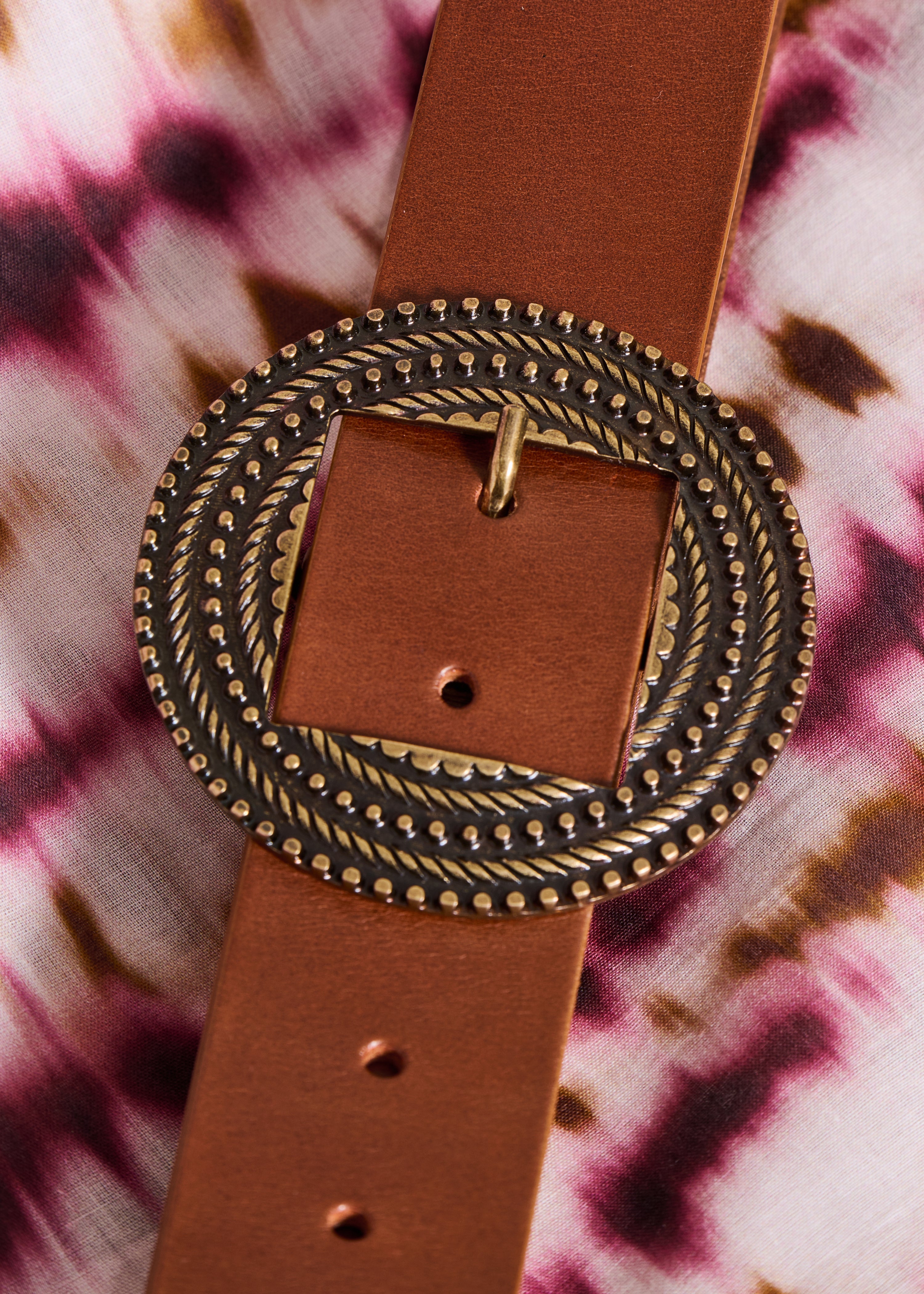 Cinturón camel de cuero con hebilla redonda