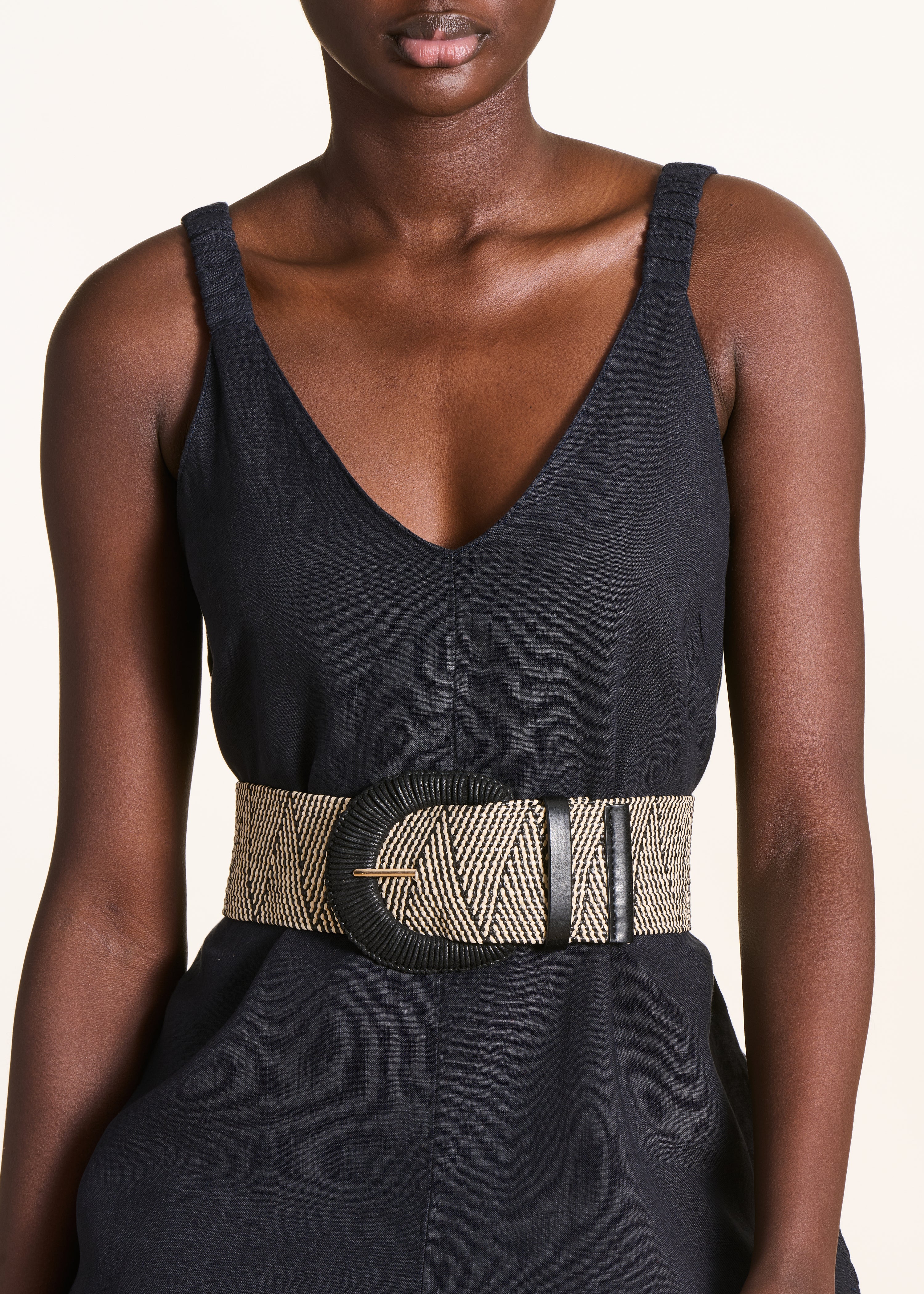 Cinturón negro con hebilla redondeada