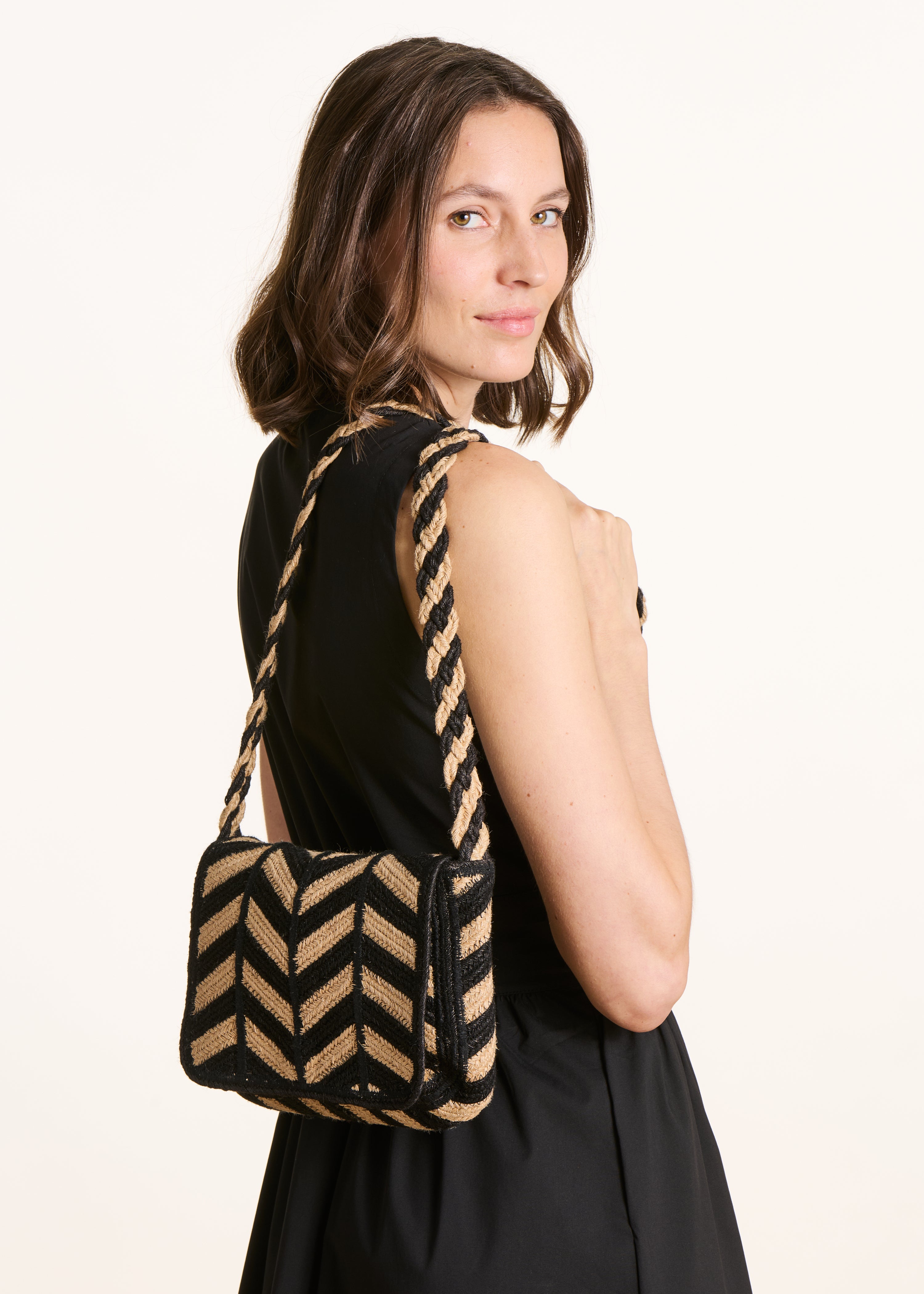 Bolso bandolera de yute con motivo negro