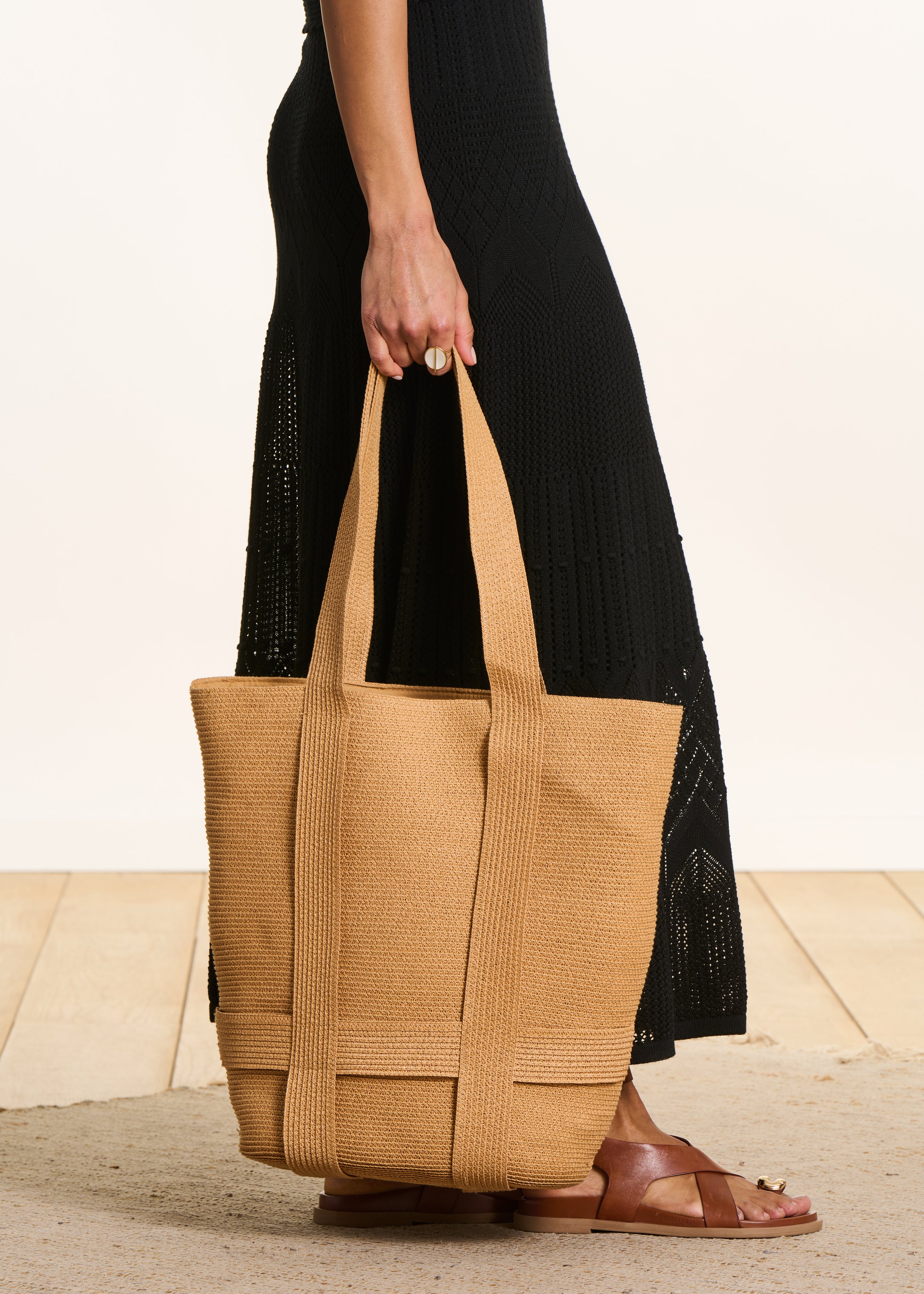 Beige straw tote bag