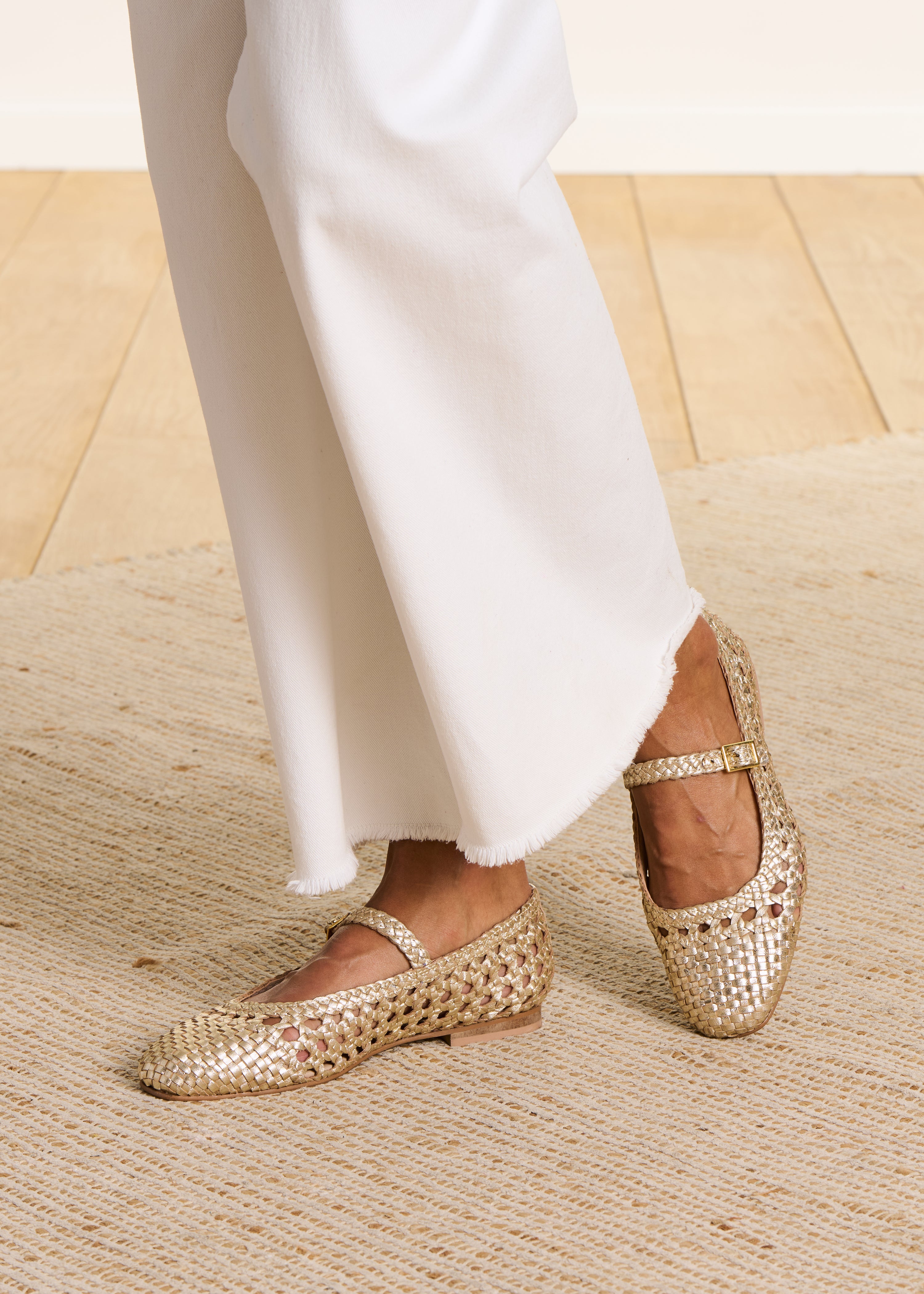 Bailarinas de tacón bajo en cuero dorado estilo ratán