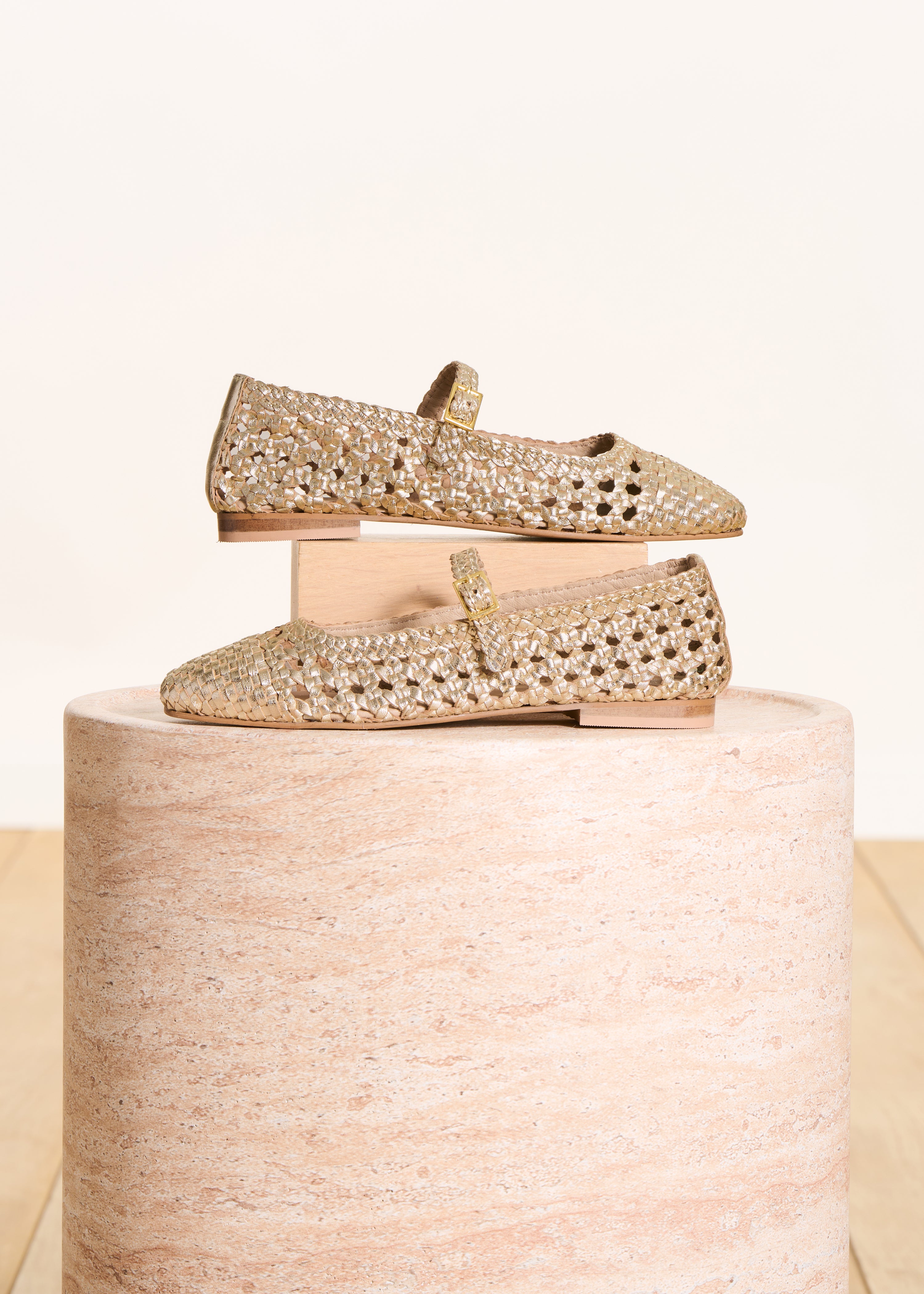 Ballerinas mit kleinem Absatz aus goldenem Leder im Rattan-Stil