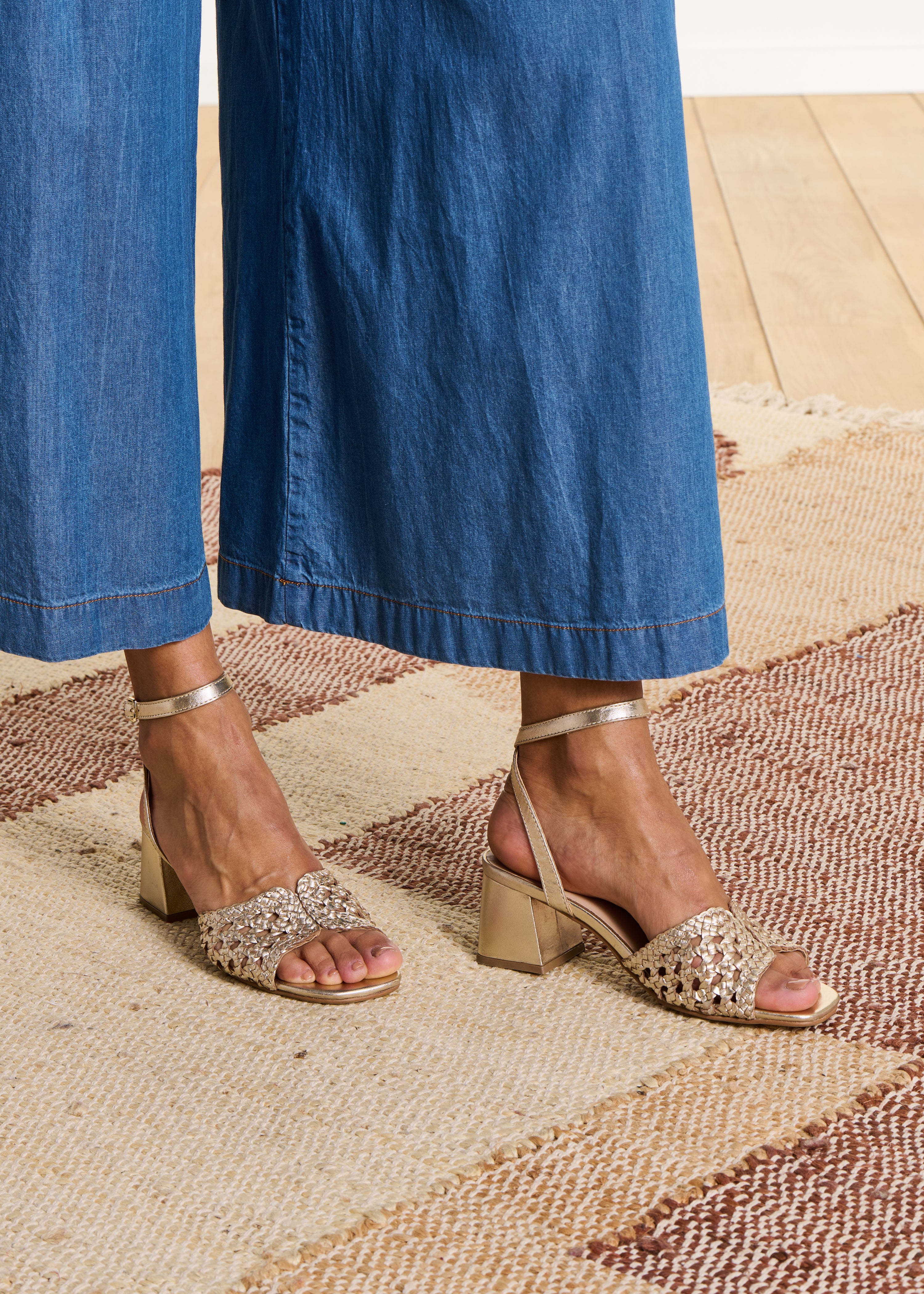 Zapatos de tacón vestidos en cuero trenzado dorado