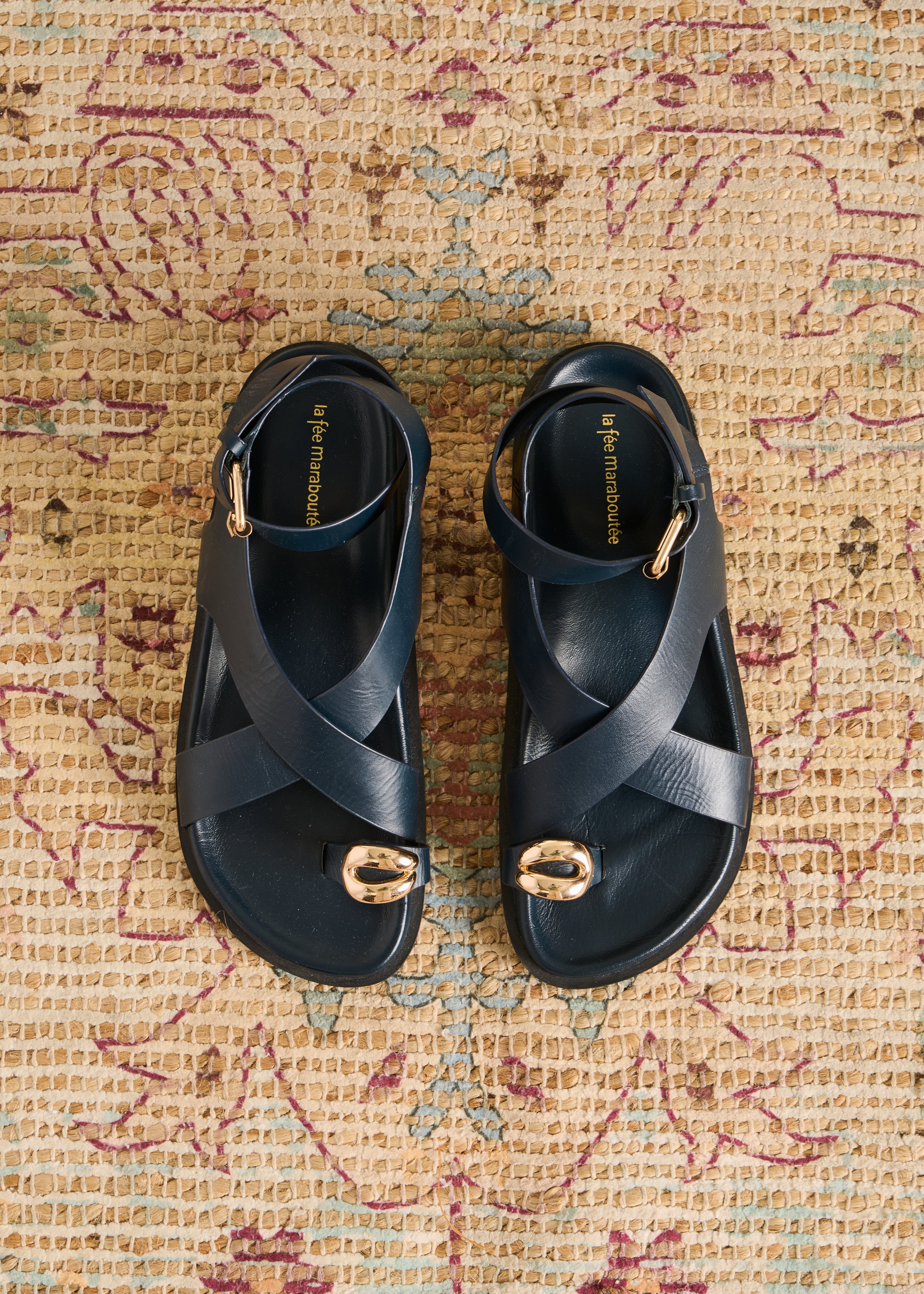 Sandales plates bleu marine en cuir